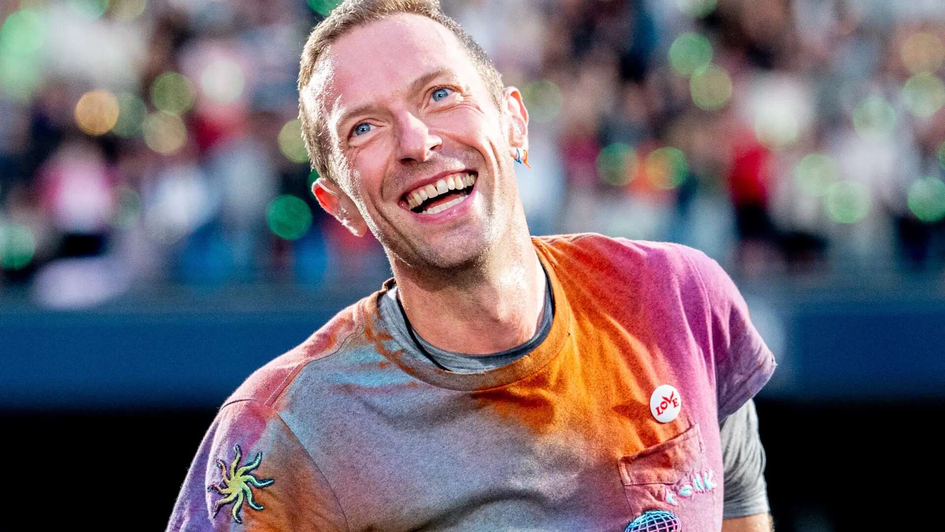 Chris Martin para un concierto de Coldplay para evitar que un niño sea aplastado por el público