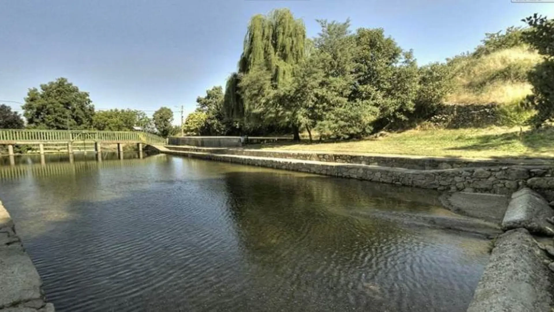 Esta piscina natural en Cáceres es un oasis entre montañas y apenas tiene turistas