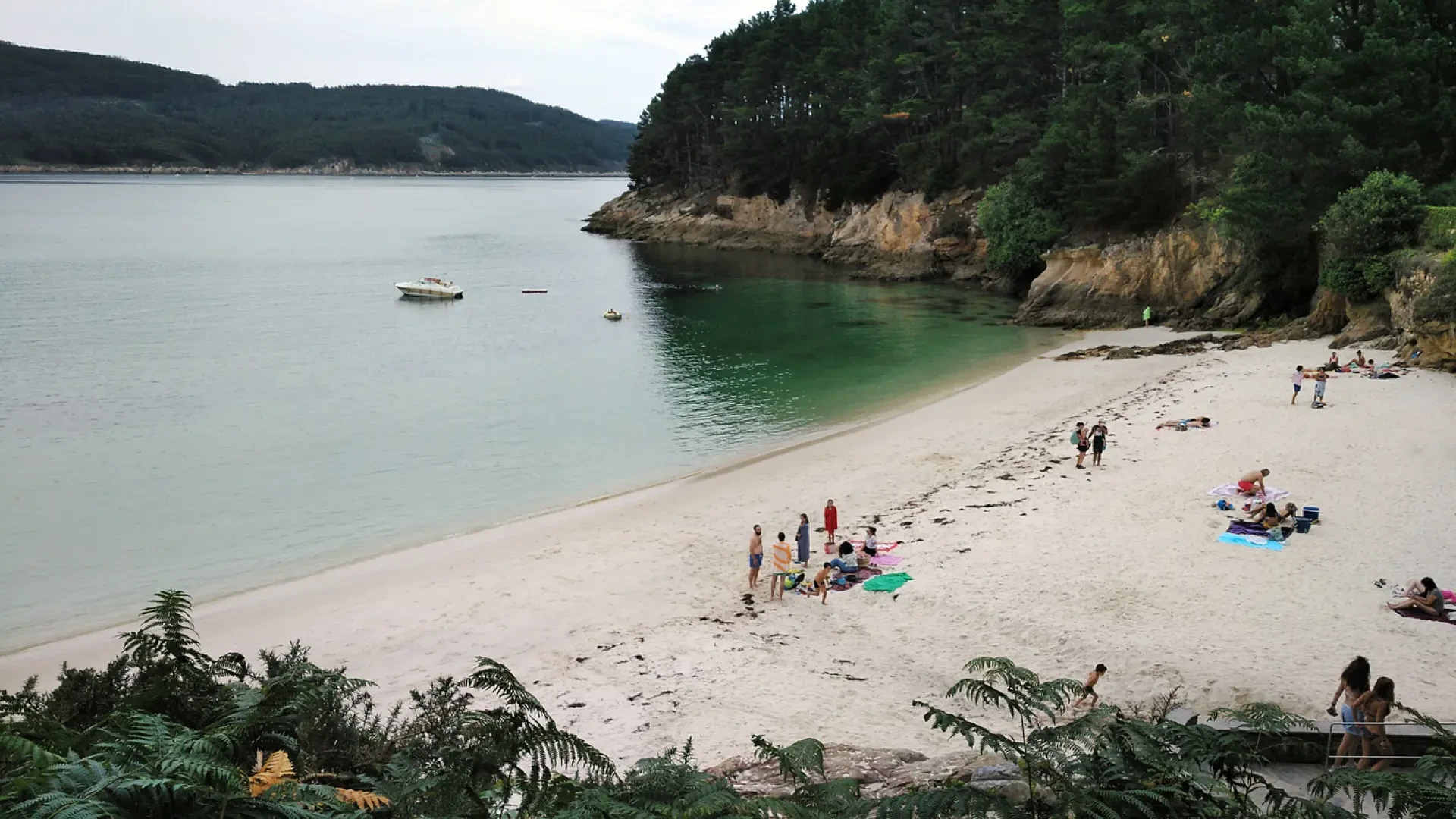 La playa conocida como el 'Caribe Gallego' poco masificada y con un precioso paseo marítimo