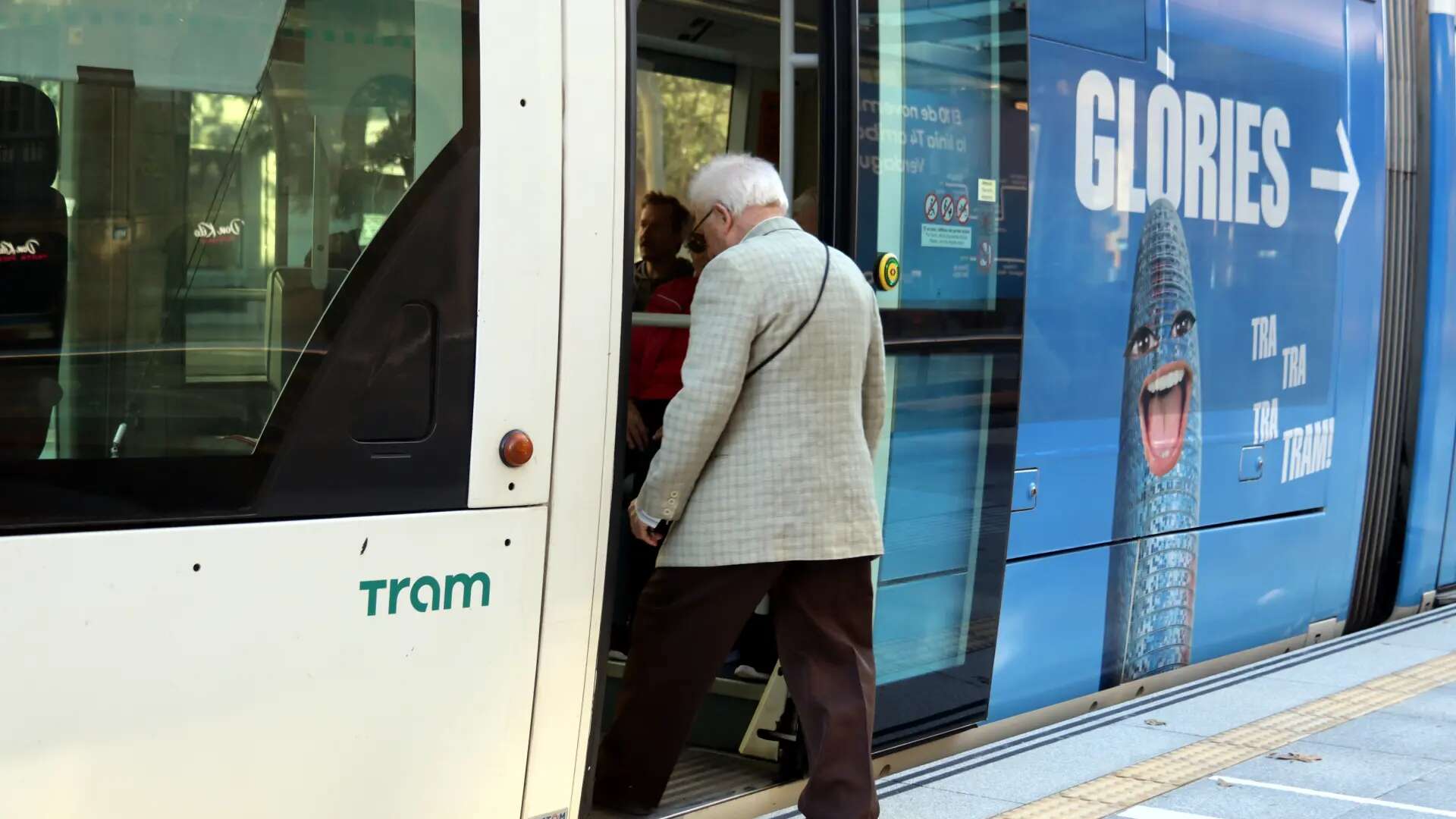 El pleno de Barcelona da luz verde al plan para un nuevo trazado del tranvía en la plaza de Glòries