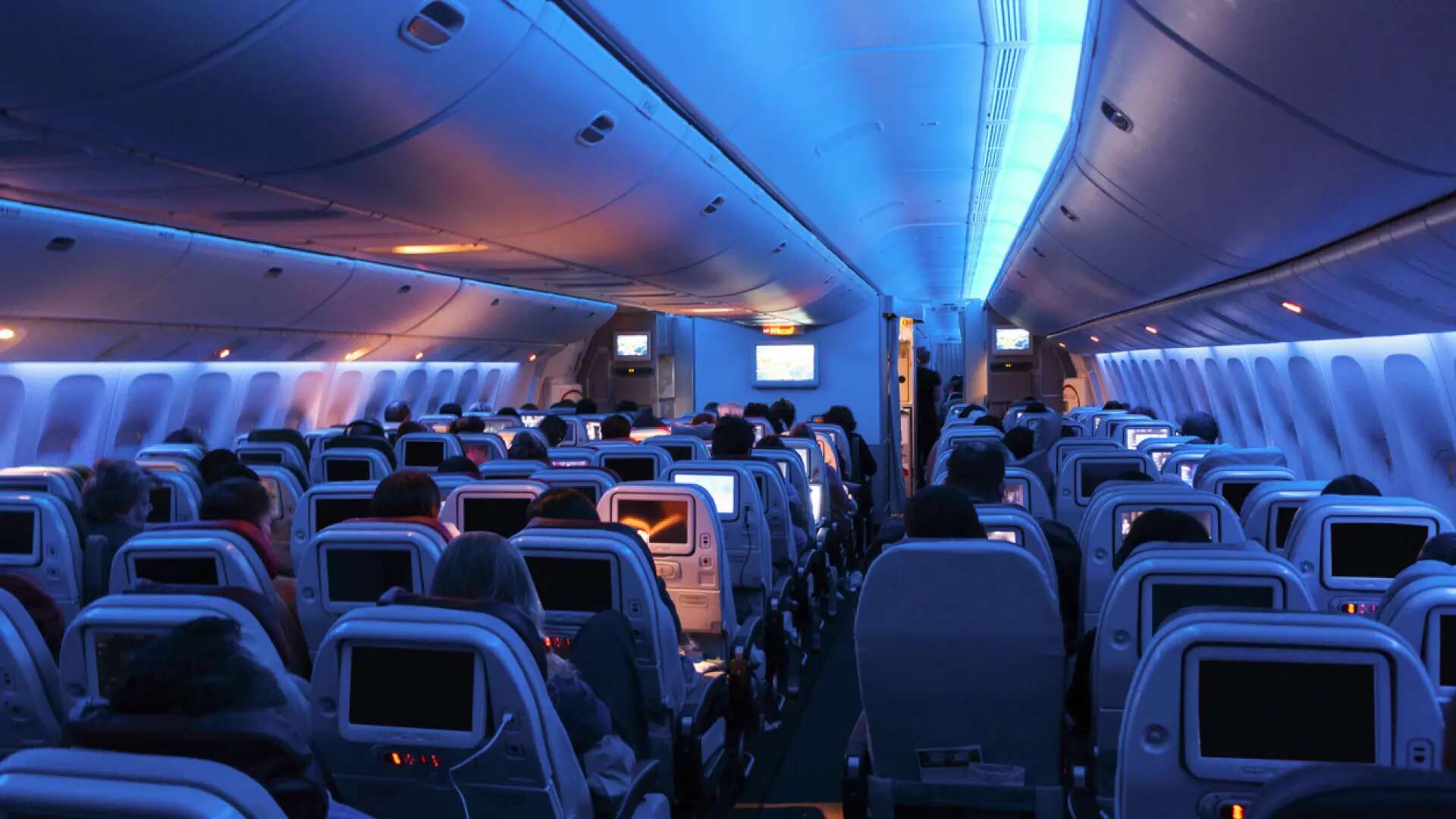 ¿Por qué se apagan las luces de la cabina del avión durante el despegue y aterrizaje?