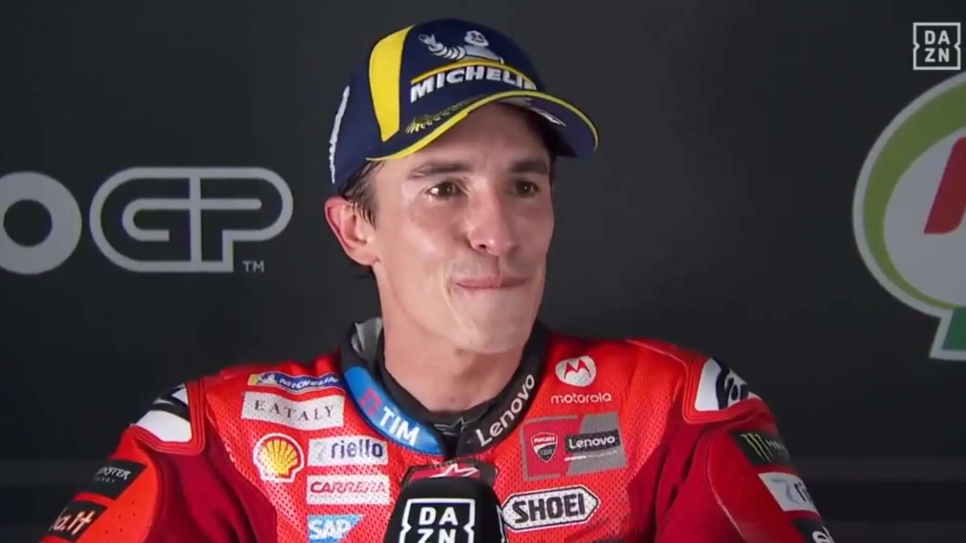 Las lágrimas de emoción de Marc Márquez tras triunfar junto a Álex en Tailandia: 