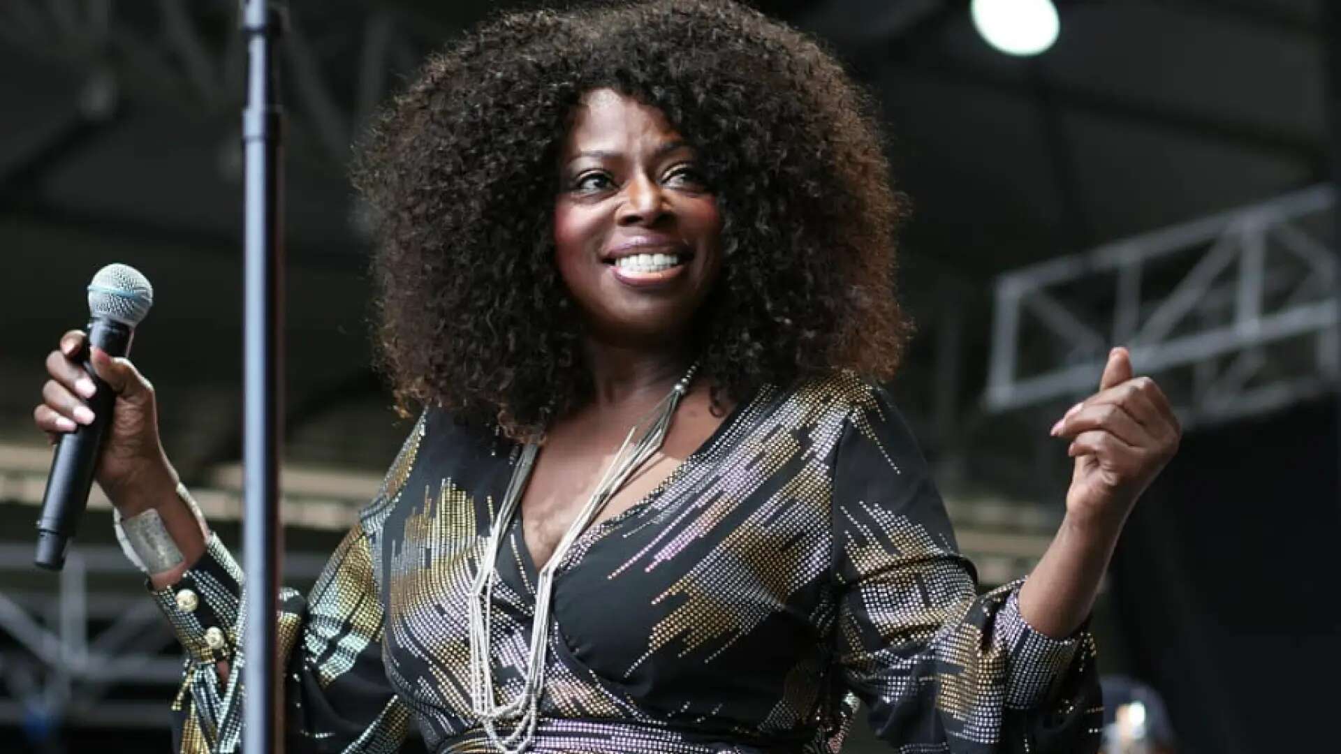 Muere Angie Stone en un accidente de tráfico