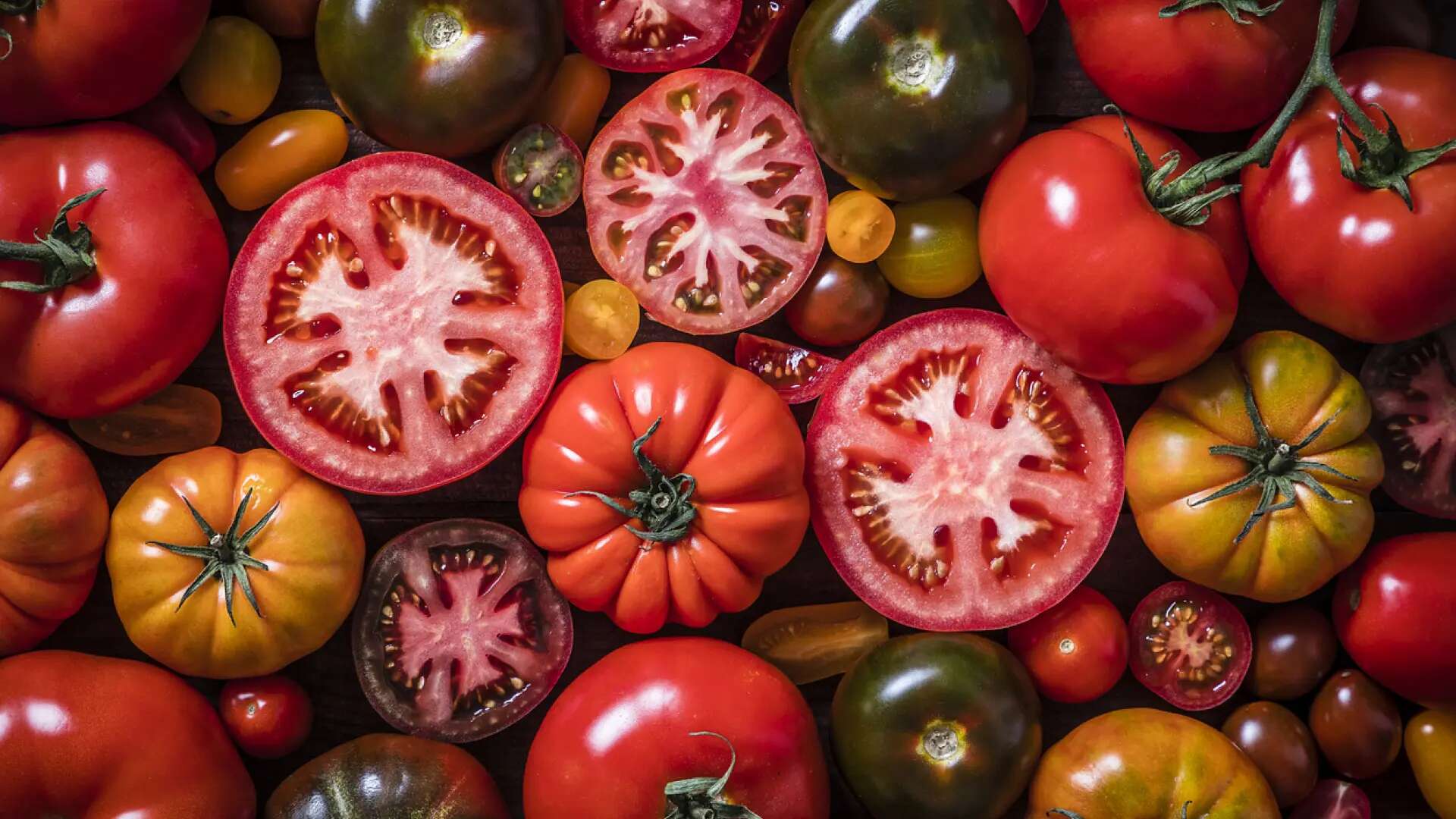 Un chef desvela su truco para conservar los tomates frescos hasta un mes: solo necesitas una pajita