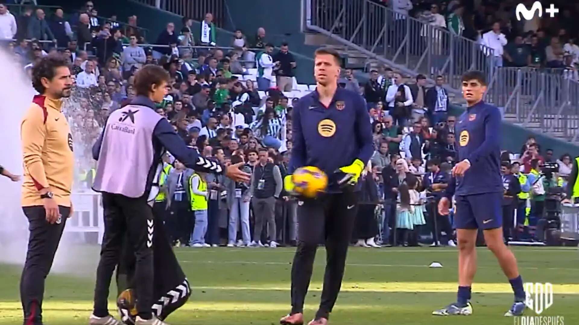 Lluvia de críticas a Raphinha y Szczesny por vacilar a un recogepelotas: 