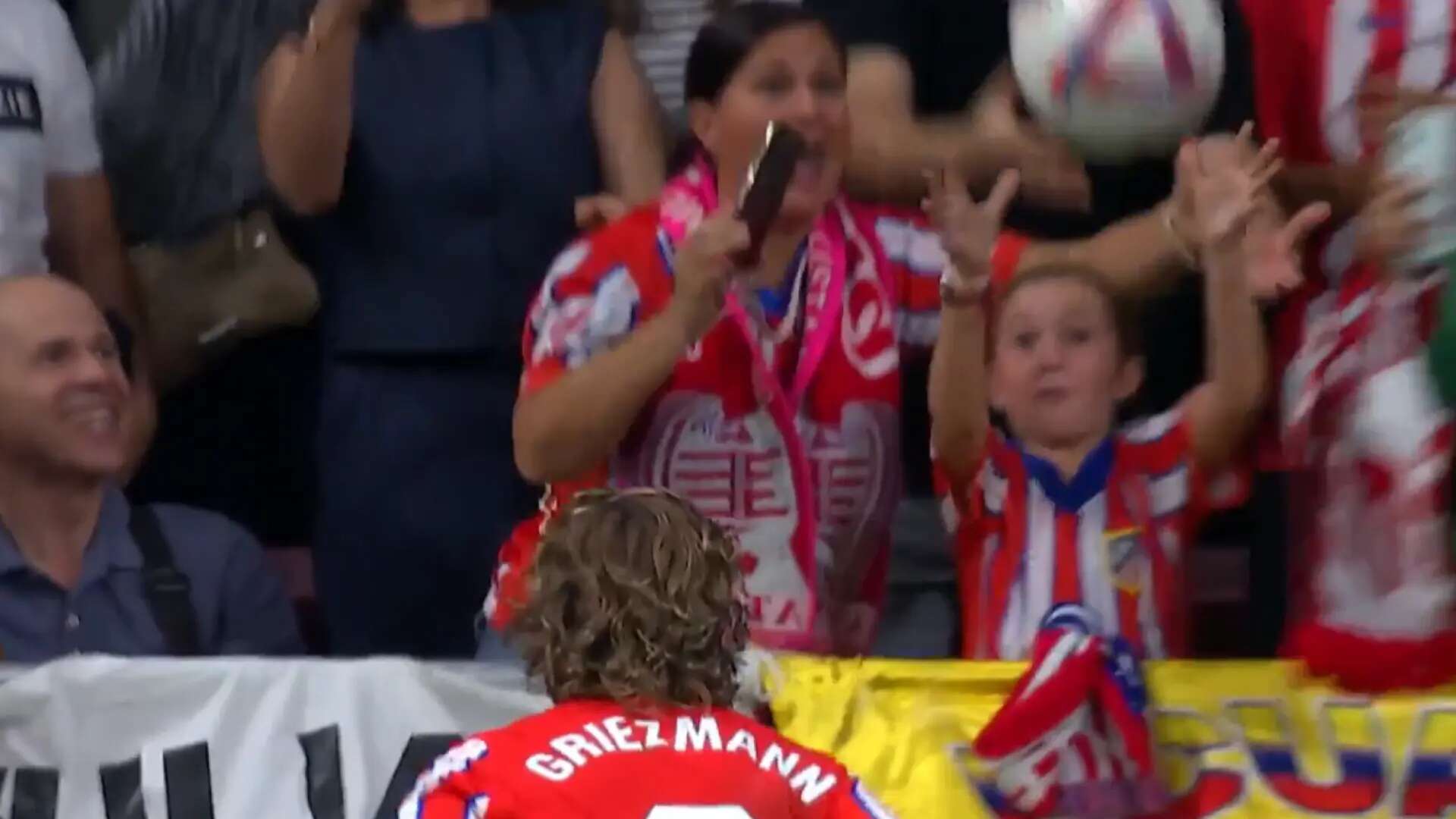 El precioso gesto de Griezmann con una pequeña aficionada: le regala la pelota en pleno partido... y su cara lo dice todo