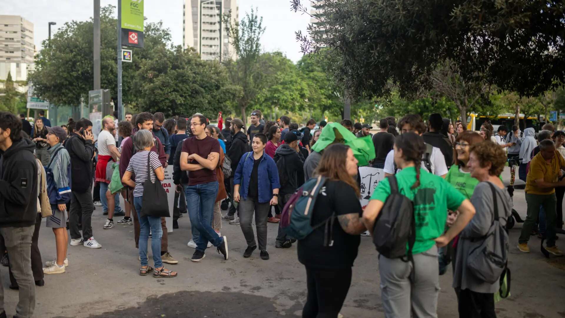 Un centenar de personas protestan en Barcelona contra la feria inmobiliaria The District