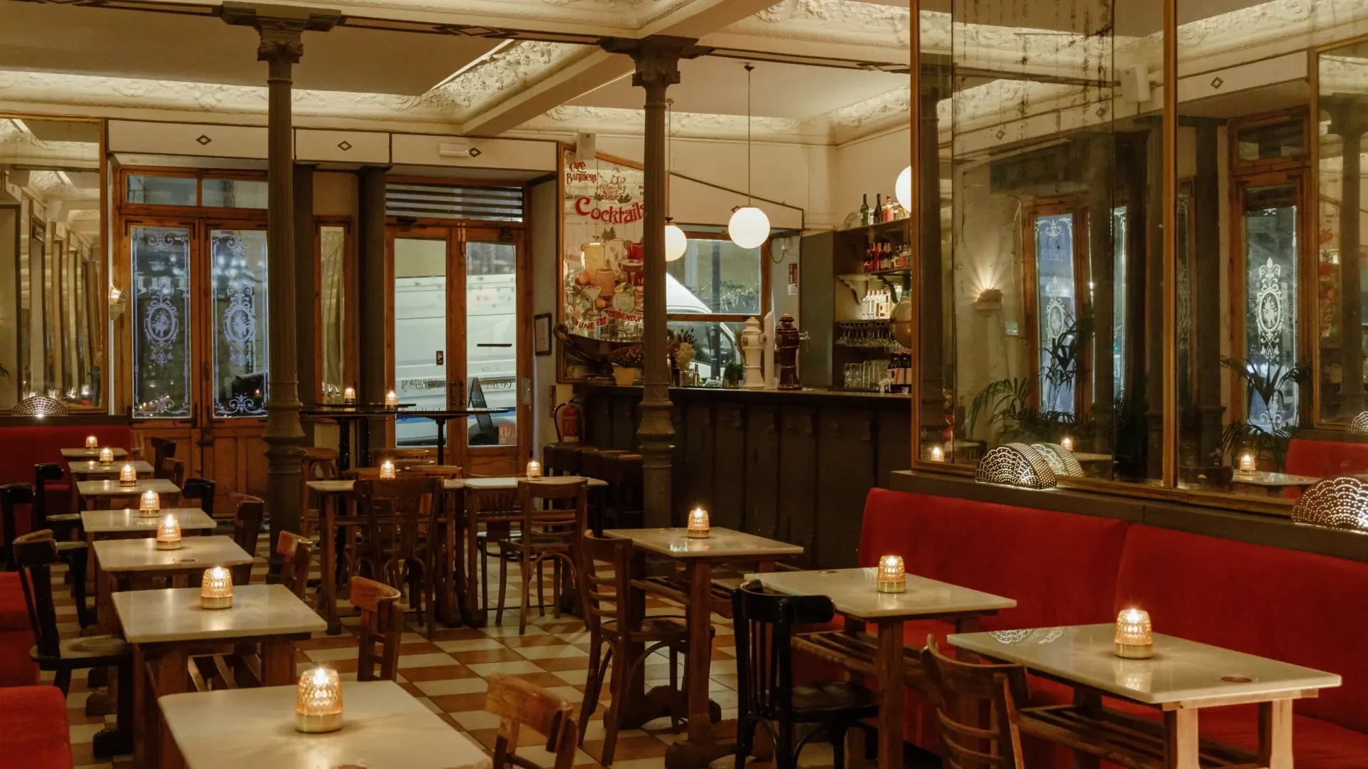Cócteles de autor y cocina italo-castiza: comer genial y beber de lujo en el café más icónico de Lavapiés