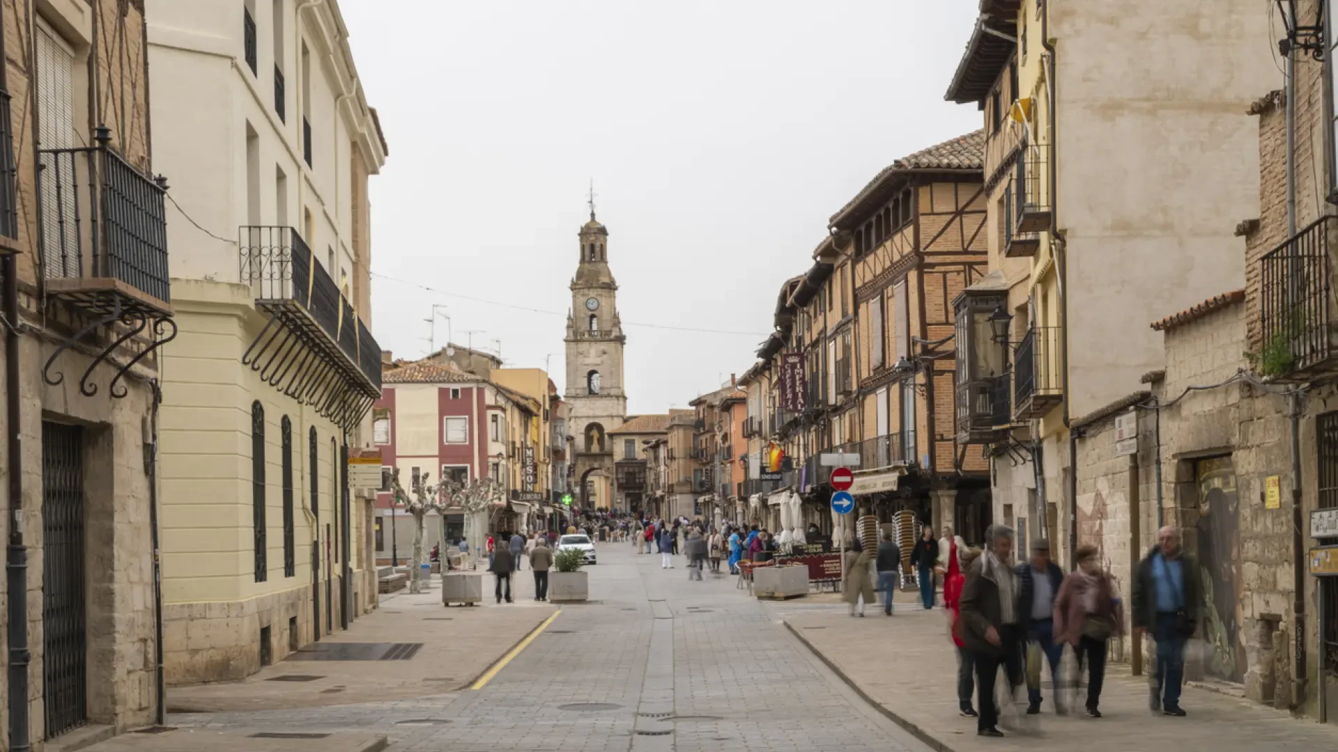 El histórico pueblo de España con bodegas de vino subterráneas, iglesias mudéjares y un puente medieval