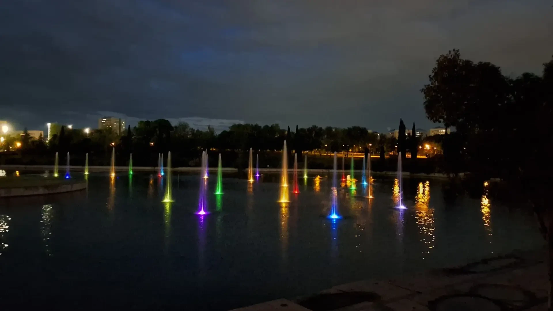 El estanque de Pradolongo renueva sus luces y juegos de agua para espectáculos nocturnos
