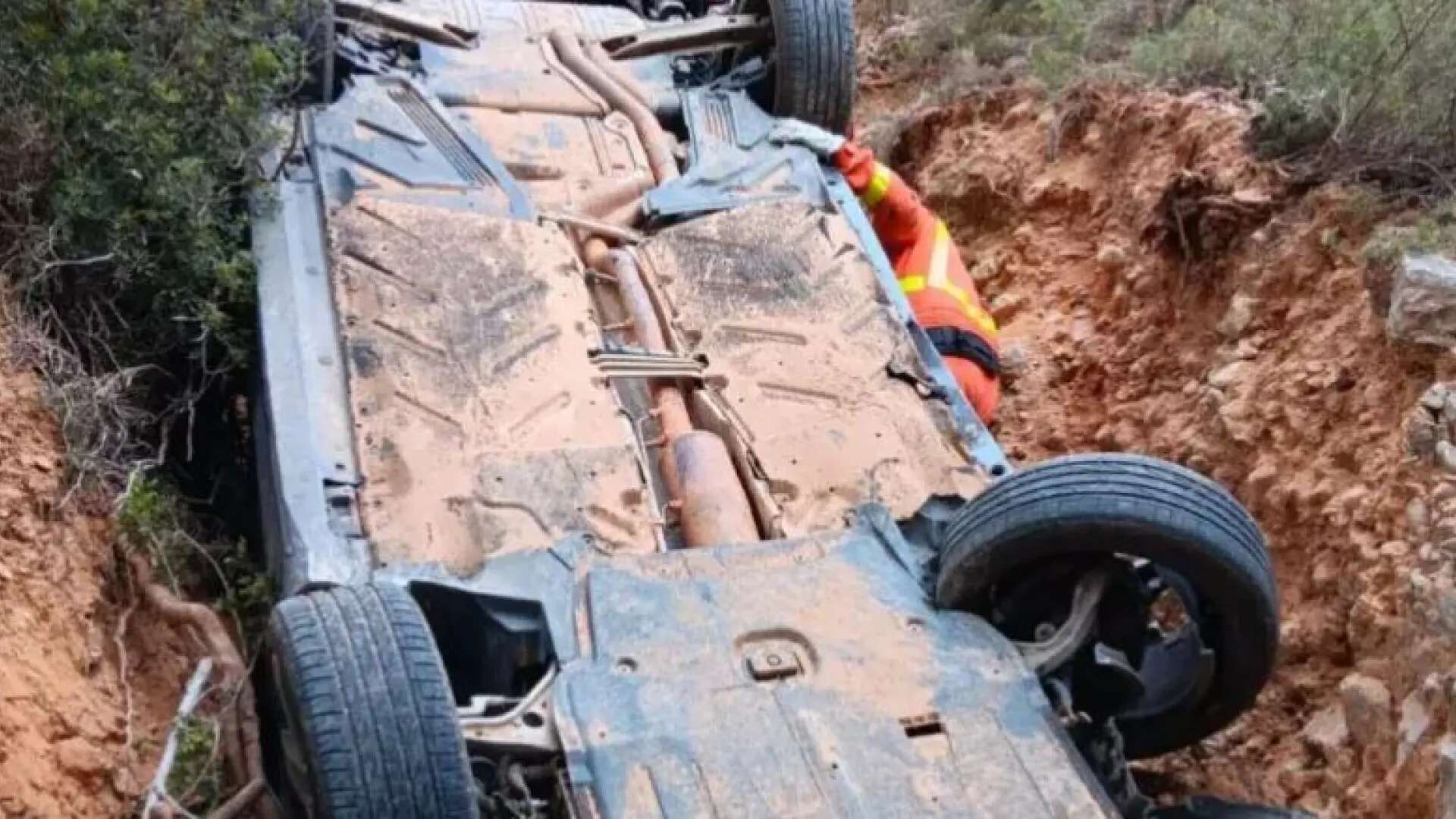 Recuperan el cuerpo sin vida de una persona atrapada en un coche que se precipitó por un barranco