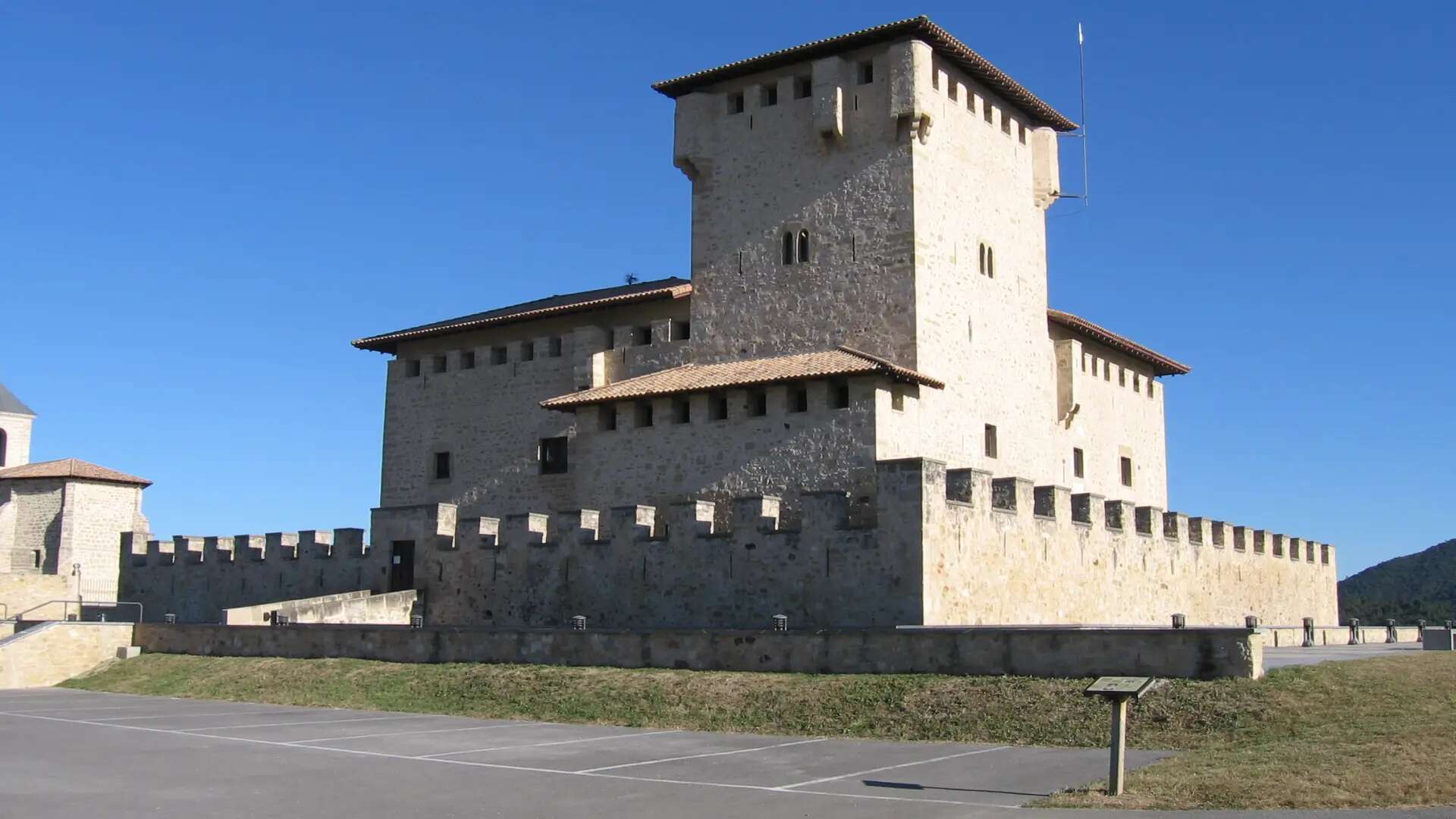 La impresionante fortaleza medieval del País Vasco que es Monumento Nacional