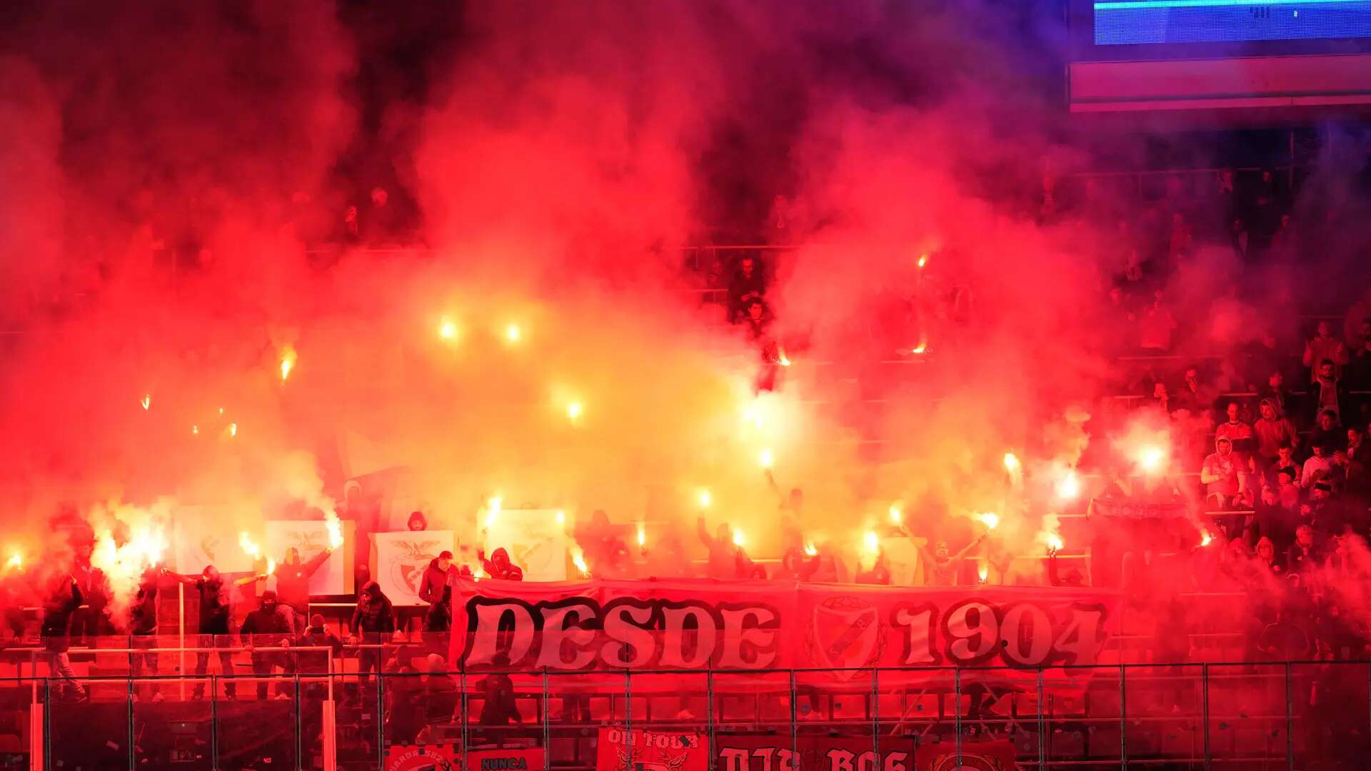 Bochorno en Montjuic tras la victoria del Barça: los ultras del Benfica acaban a puñetazos con la seguridad