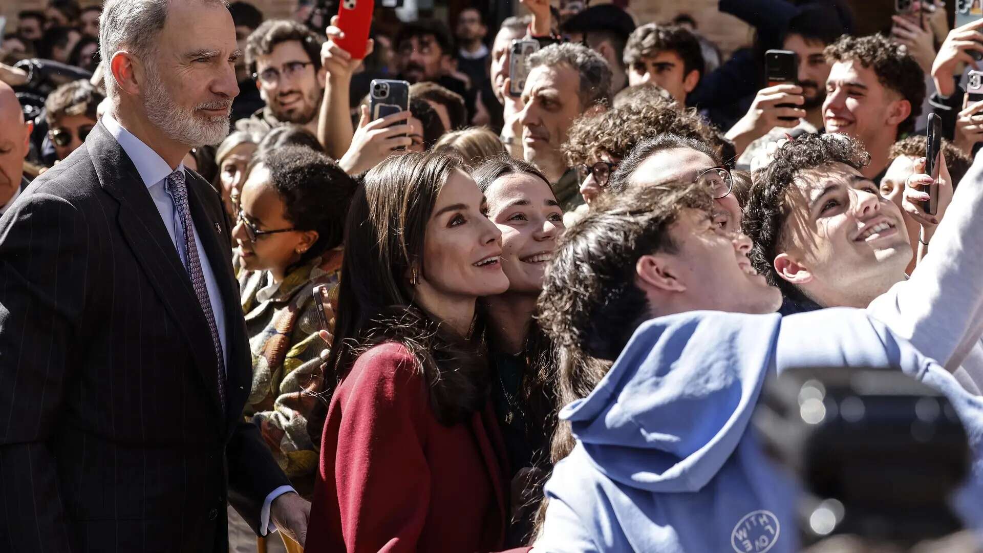 Los reyes, recibidos entre vítores en una nueva visita a Valencia tras la DANA