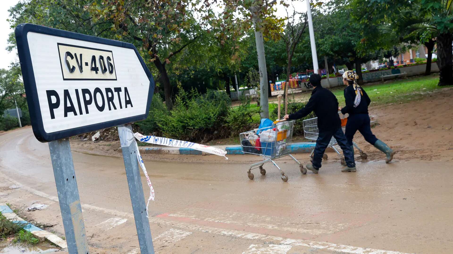 El reto de moverse tras la DANA colma la calle con gente a pie, en bici y empujando carritos: 