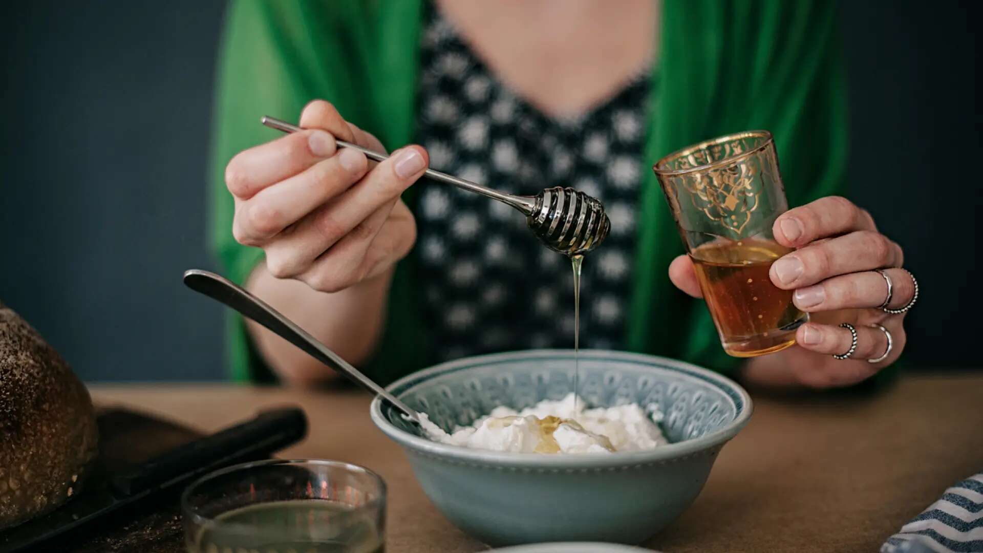 Lo que opinan los nutricionistas de cenar solo un yogur o una pieza de fruta