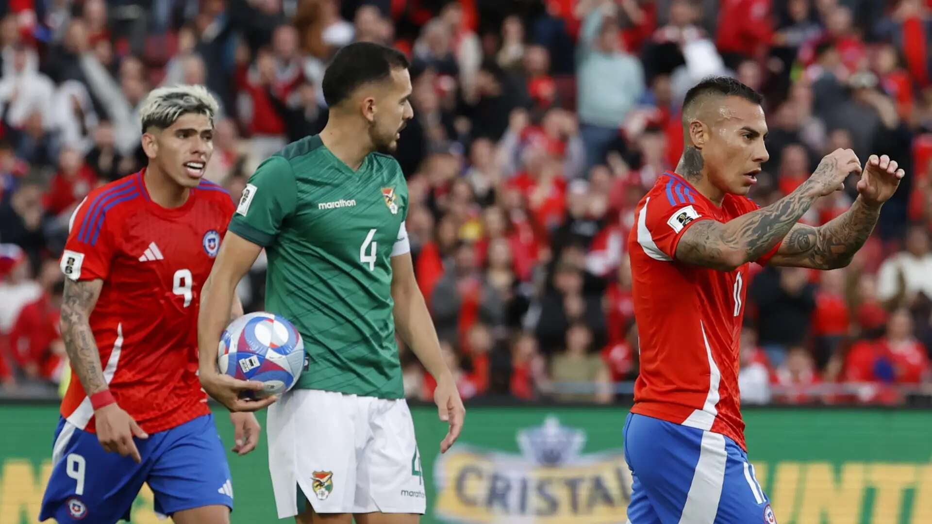 Polémica en el Chile-Bolivia: Eduardo Vargas empata el partido con el portero lesionado