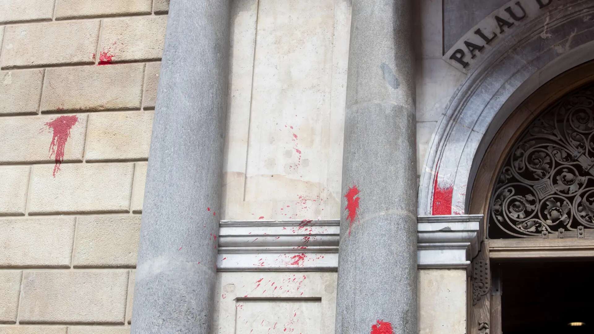 Tres miembros de Arran son detenidos en Barcelona por dañar la fachada de la Generalitat durante la Diada