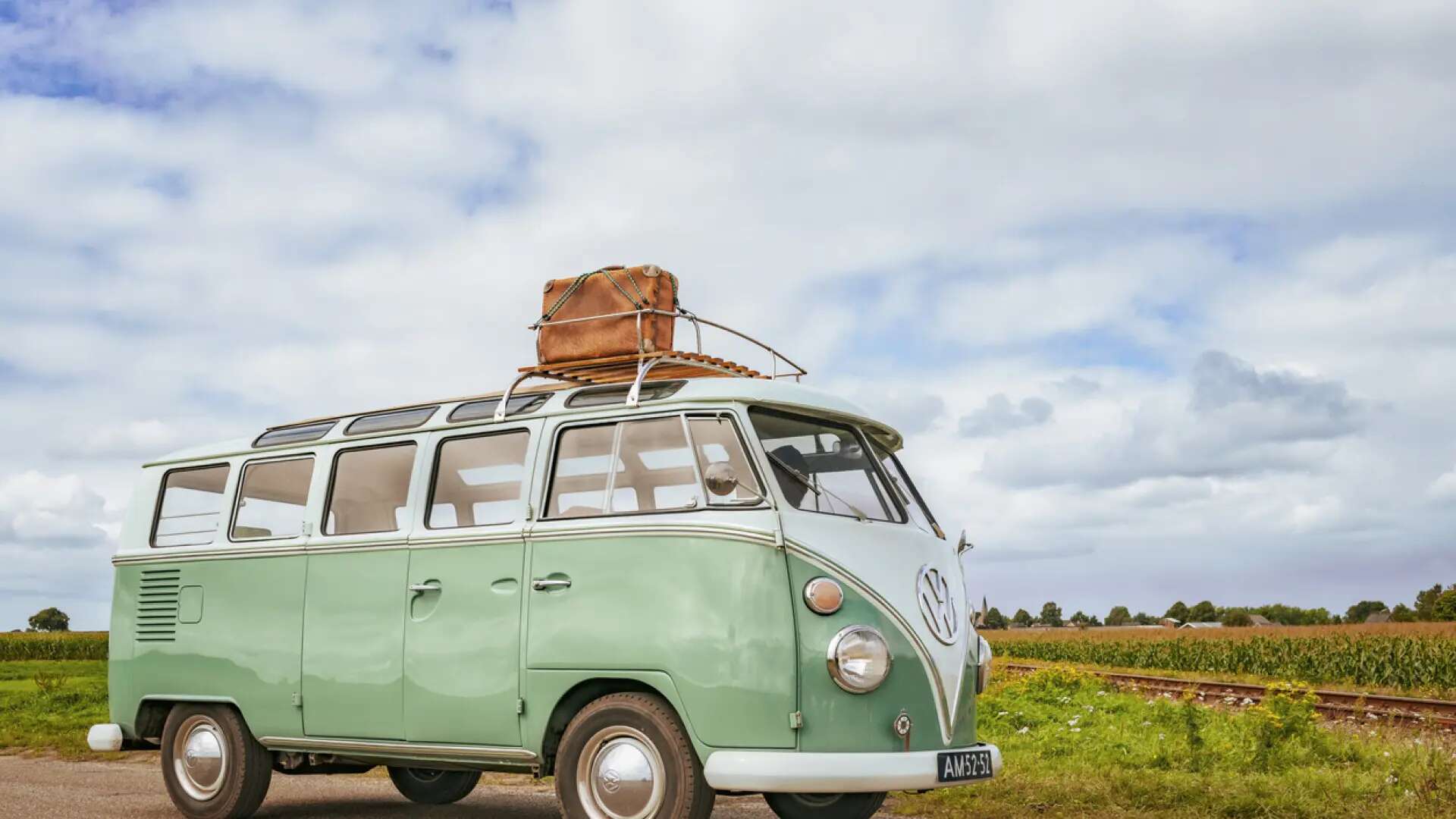 La icónica furgoneta hippy de Volkswagen y su desconocido pasado ferroviario