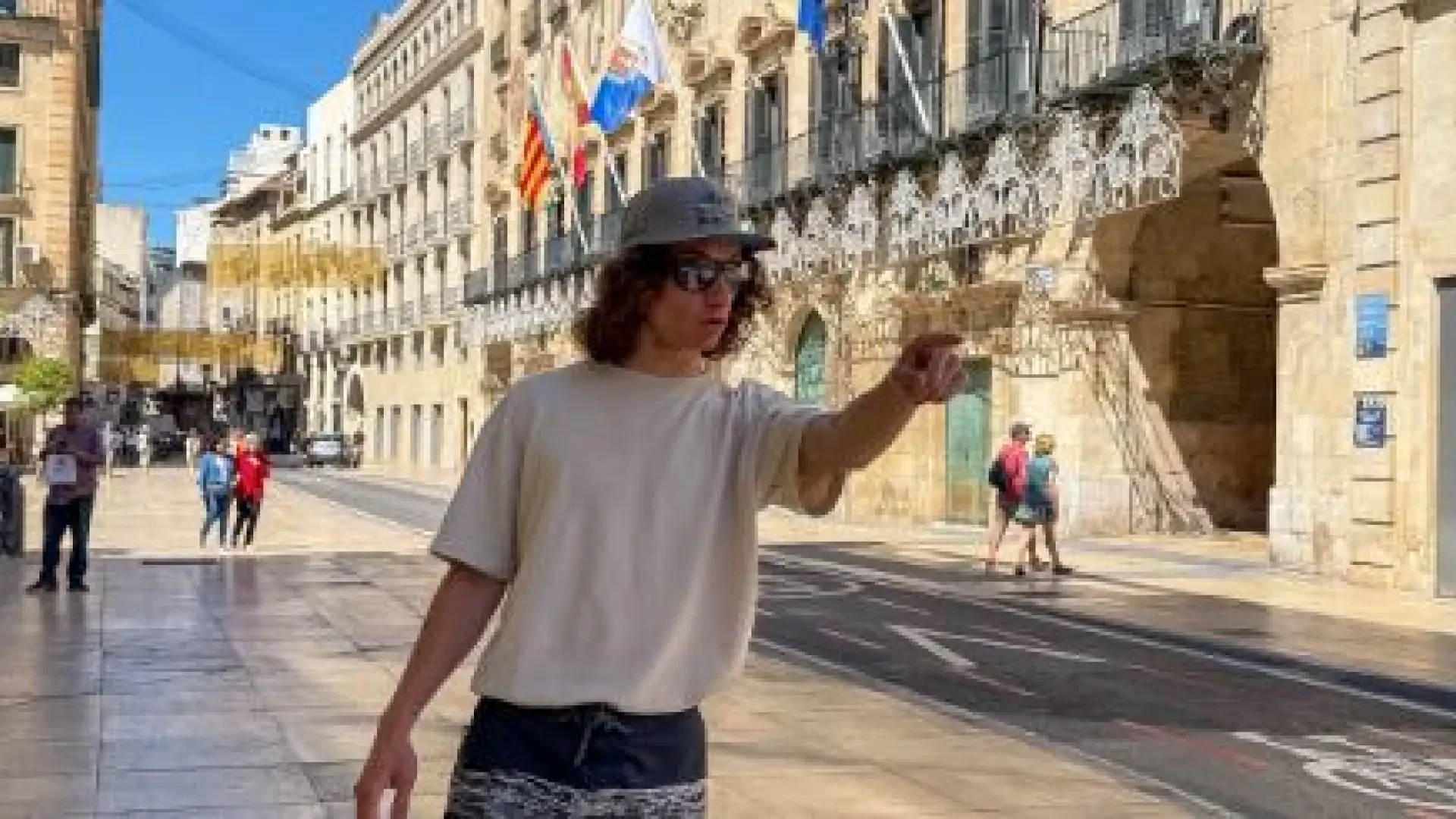 Un 'tiktoker' parodia a los turistas estadounidenses que visitan España y se hace viral: 