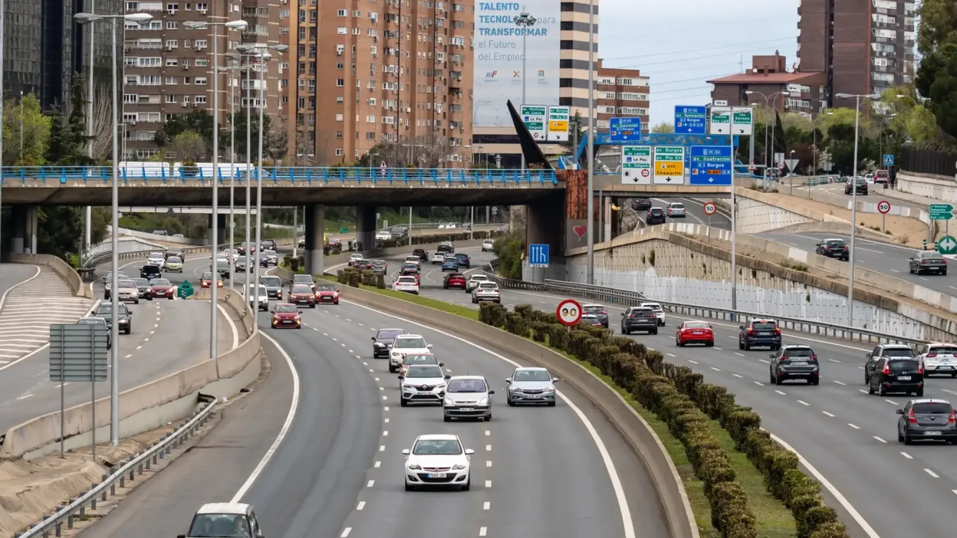 Mínimo dos personas por coche y un euro por circular: las reglas que propone la DGT