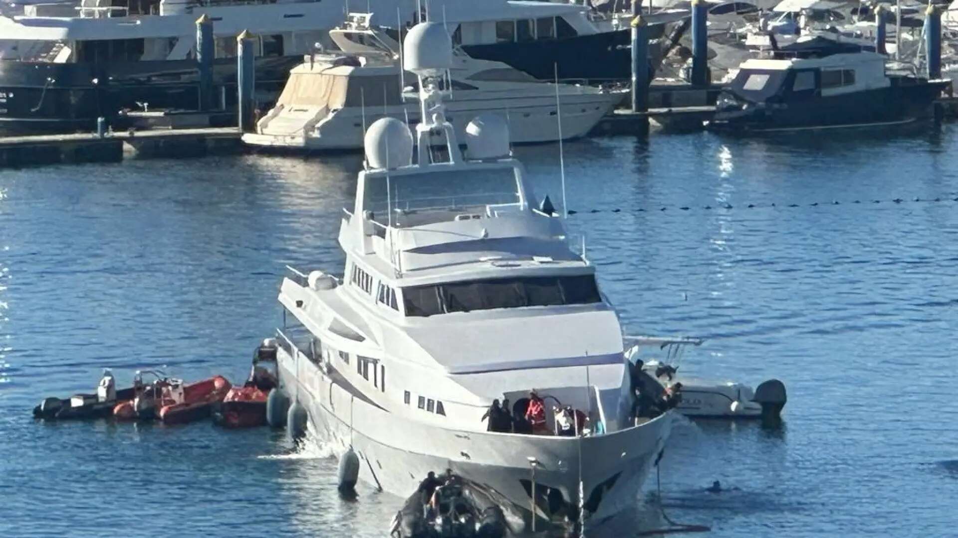 El megayate 'Tumberry' encalla en el puerto deportivo de Sanxenxo