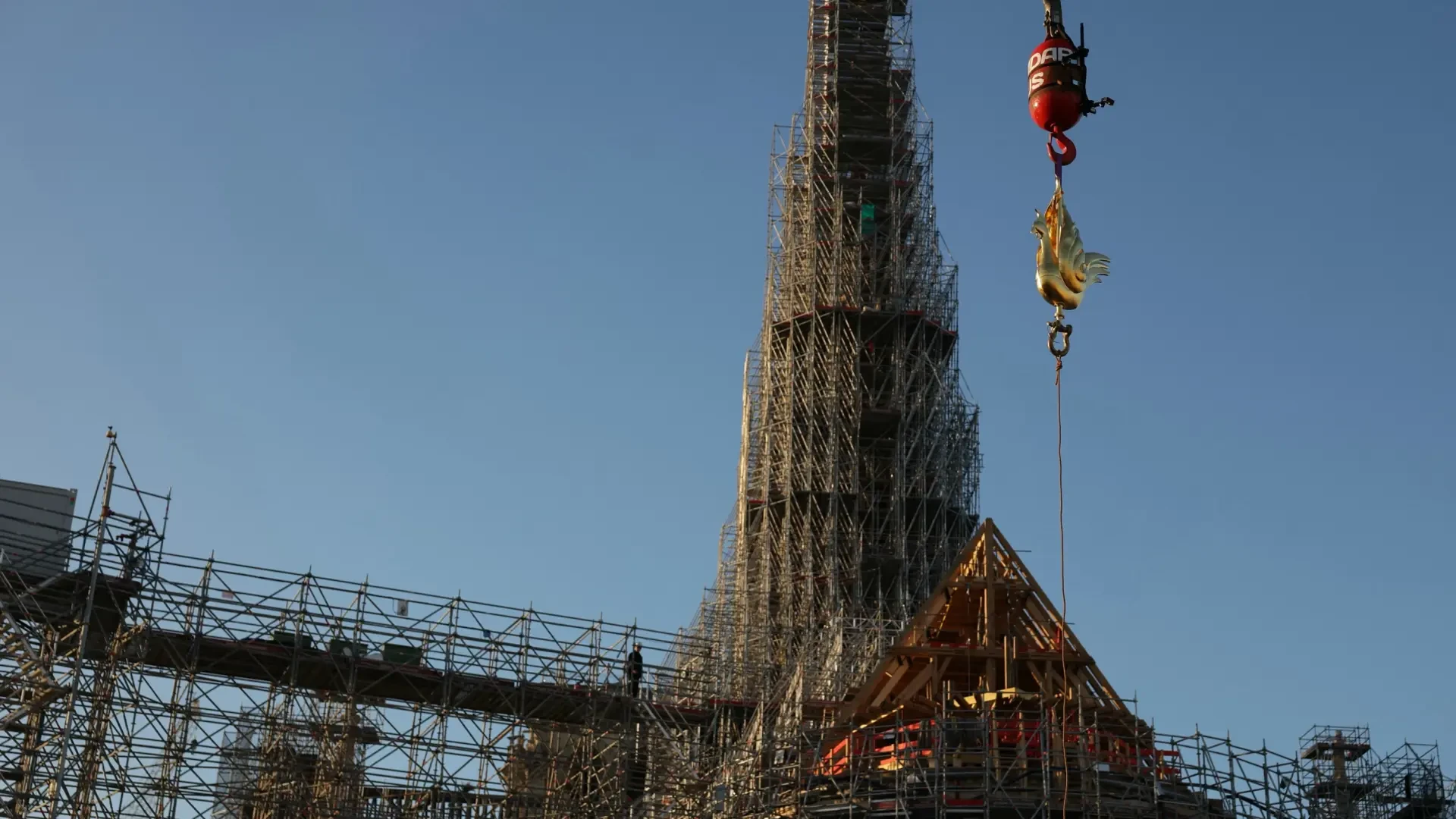 Notre Dame recupera su símbolo tras el devastador incendio de 2019: un nuevo gallo vuelve a coronar la icónica aguja