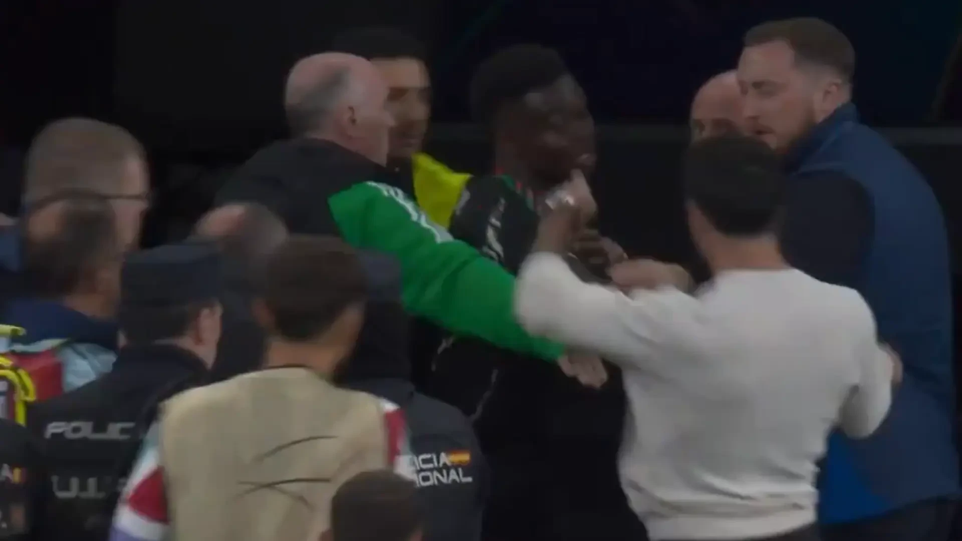Carvajal y Saka, a empujones en un caliente enganchón en el descanso del Real Madrid - Arsenal