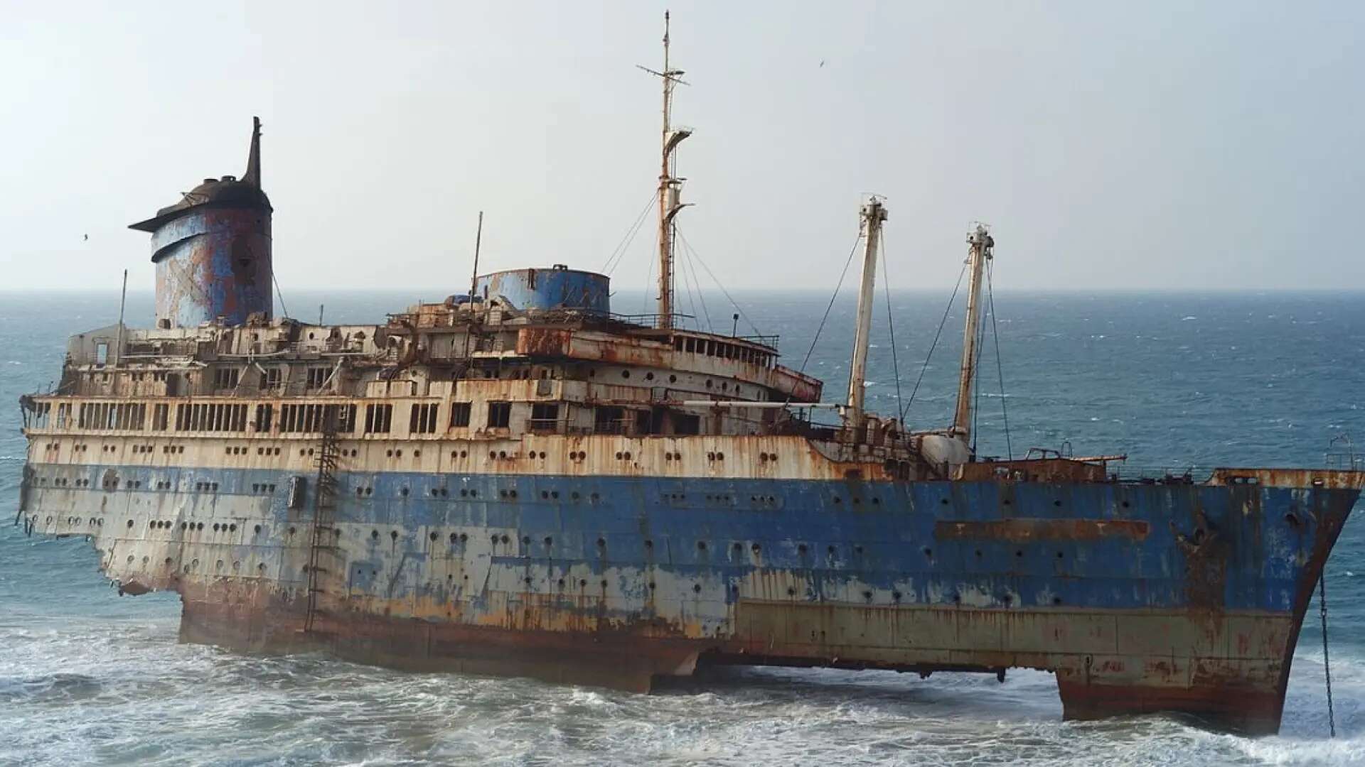 El impactante barco fantasma con casi cien años de historia situado en una isla de España