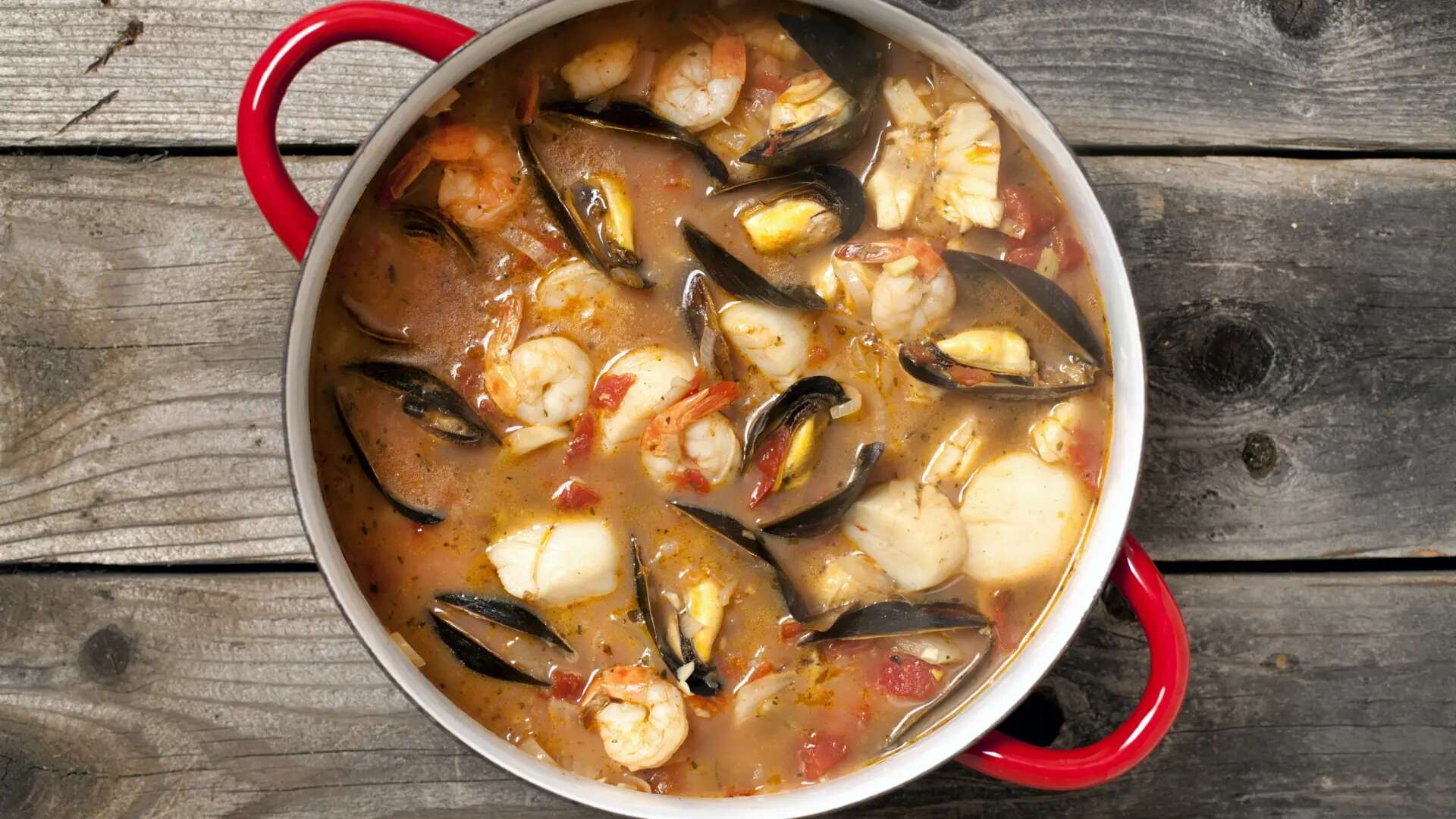 Receta de sopa de mariscos e hinojo al estilo cioppino, un plato calentito y reconfortante