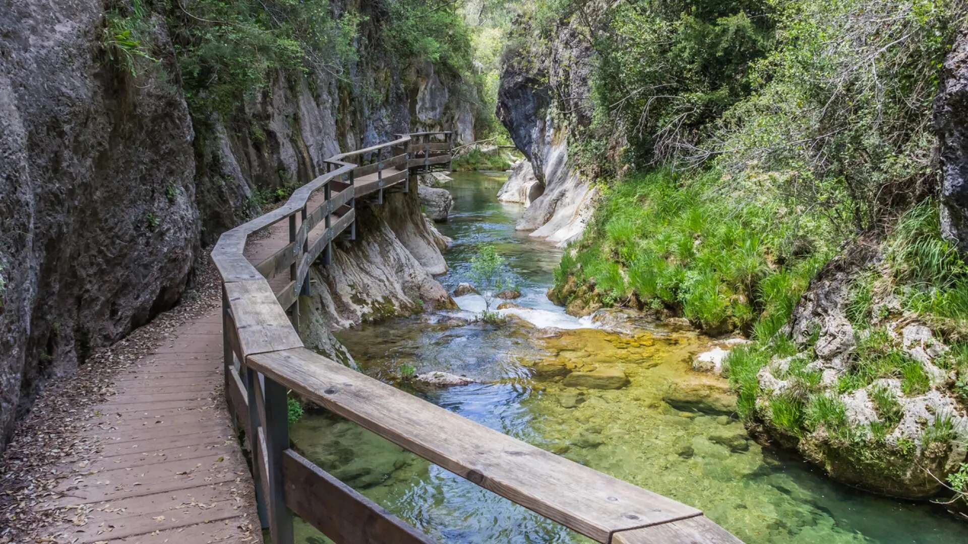 La ruta fácil de senderismo en un impresionante paraíso natural de cascadas y aguas cristalinas