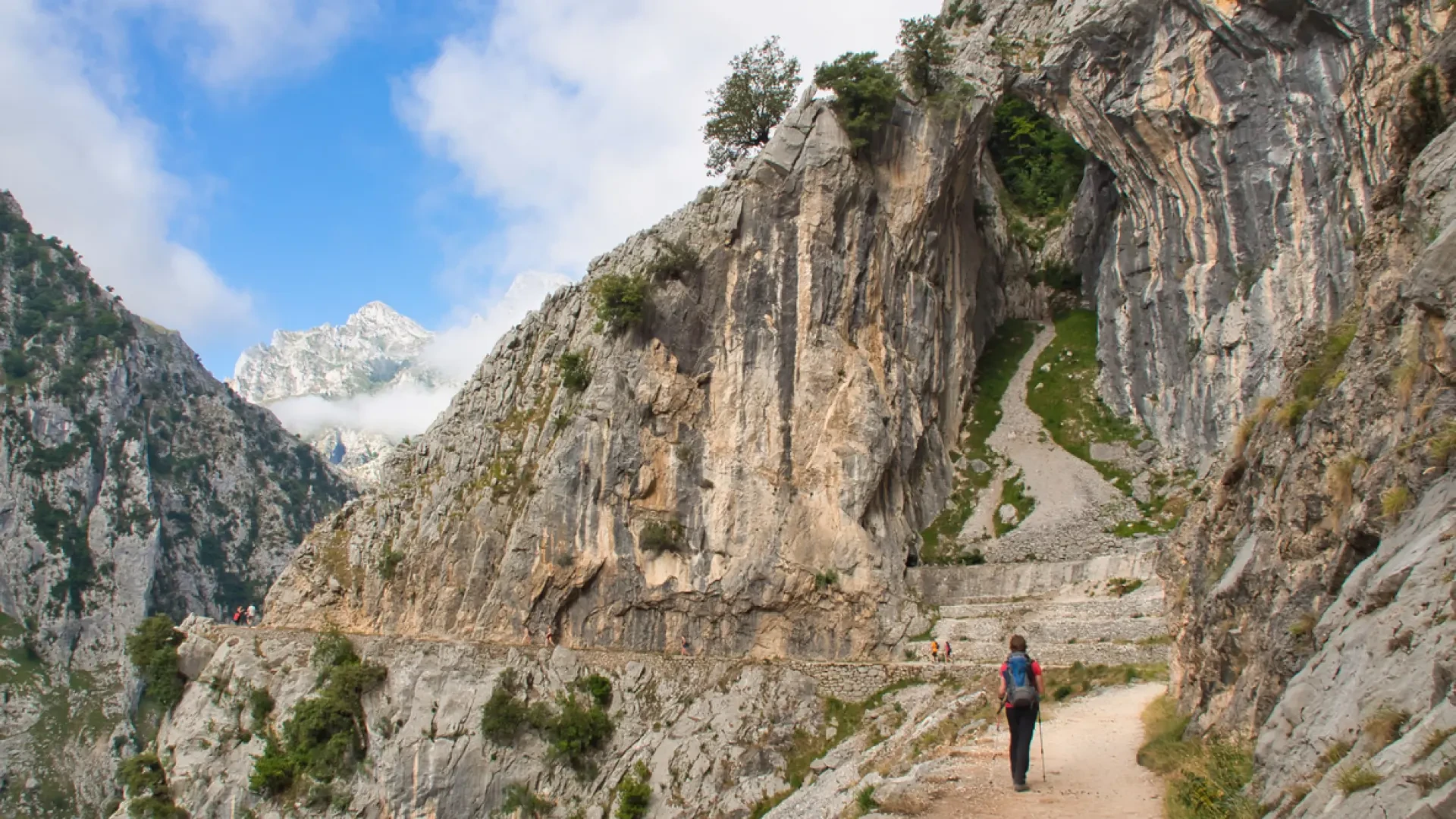 10 rutas de senderismo en España para hacer este verano que parecen sacadas de un cuento