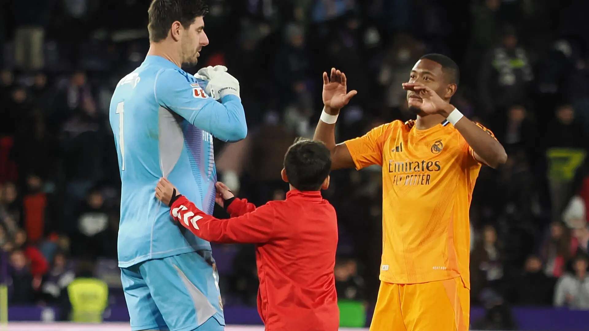 El detalle de Courtois con un niño en Zorrilla: le regala su camiseta y se recorre medio campo para hacerse una foto con su familia