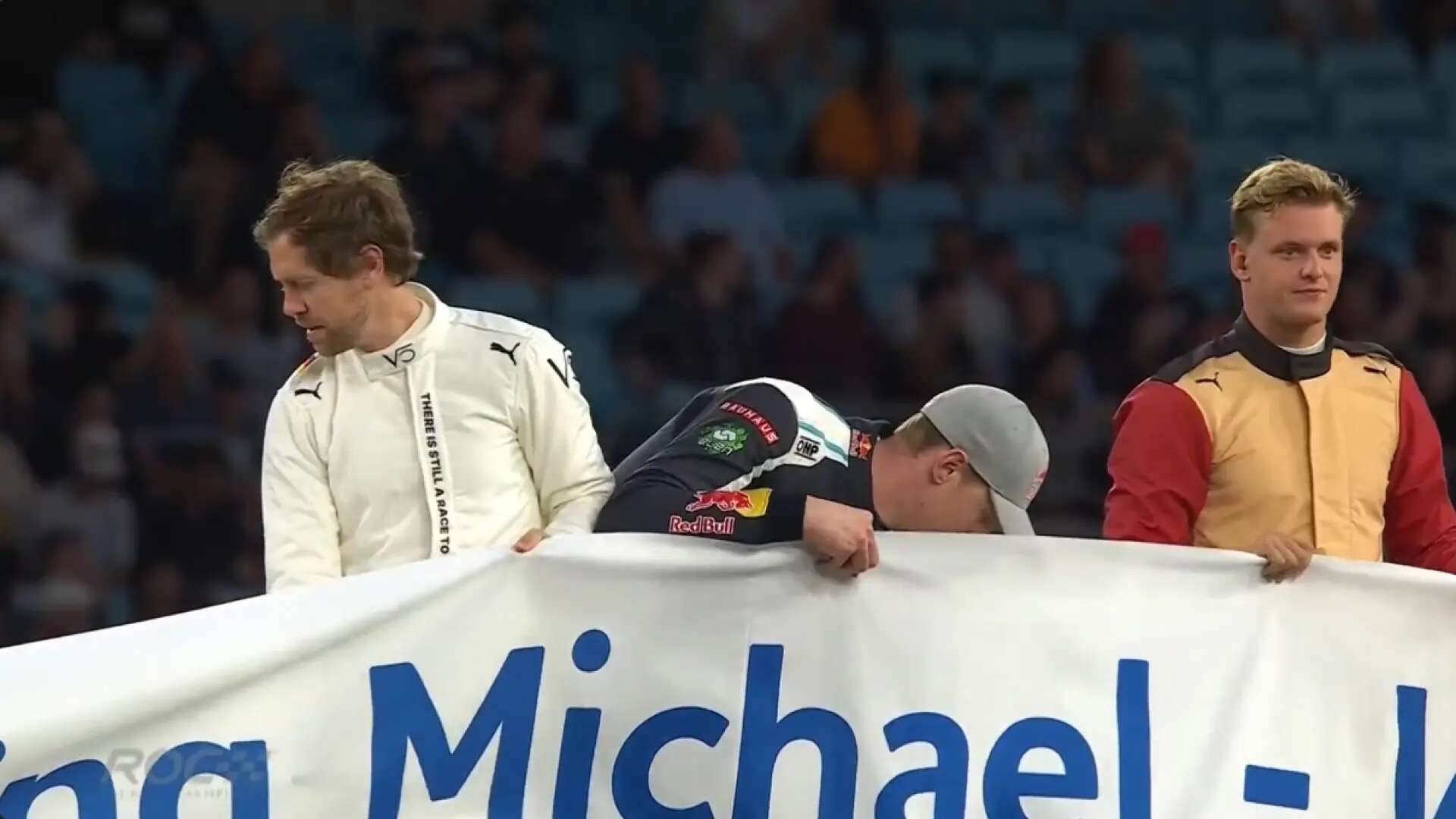 El emotivo homenaje a Michael Schumacher, con su hijo Mick y Sebastian Vettel: 