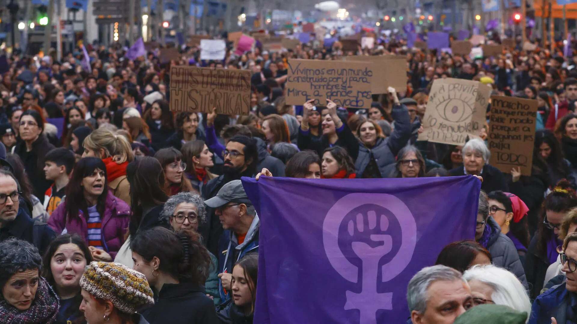 El 8M se divide por primera vez en Barcelona: 25.000 personas se manifiestan para poner los cuidados 