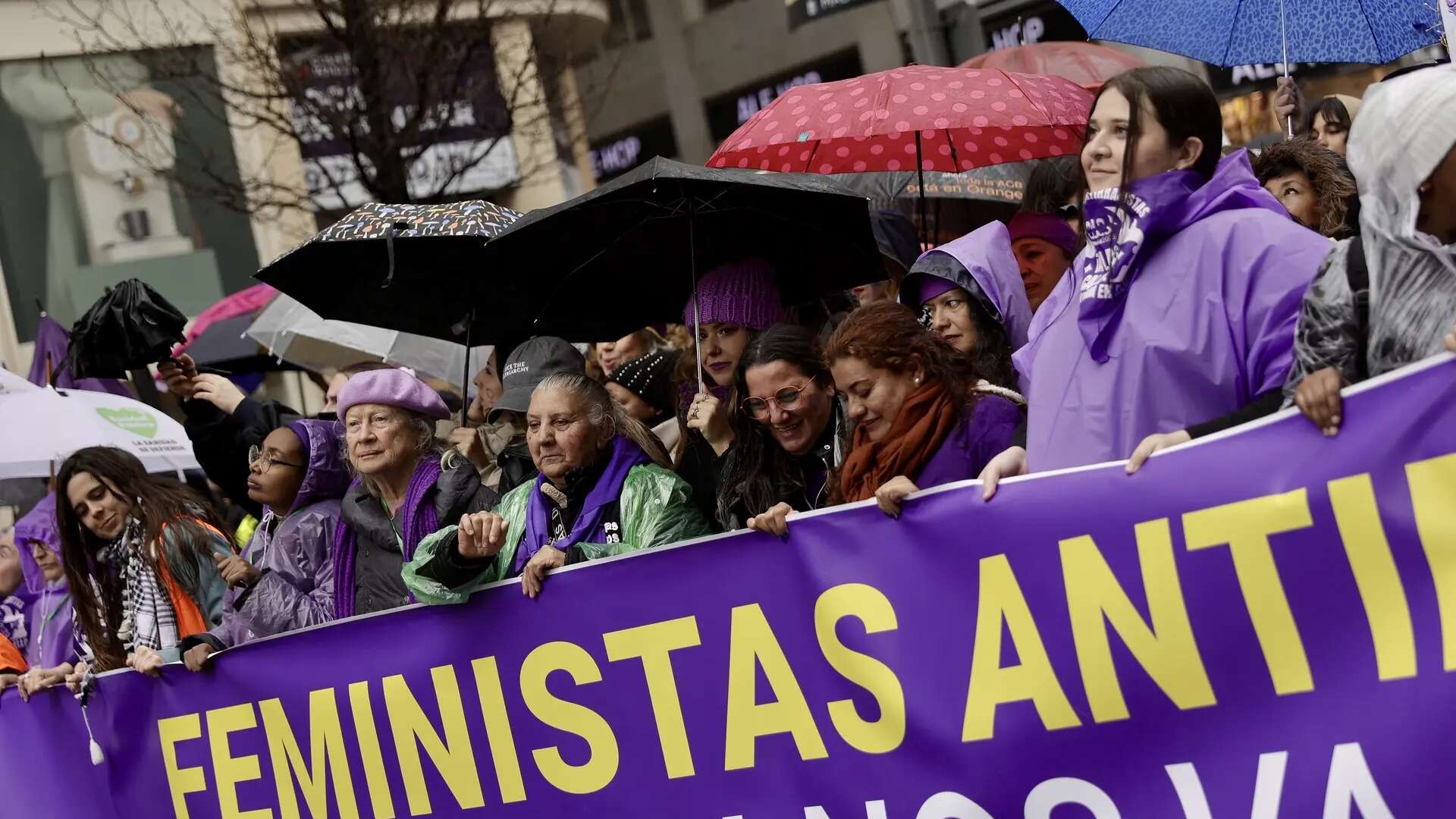 El feminismo sortea el agua en un 8M que clama contra el negacionismo machista: 