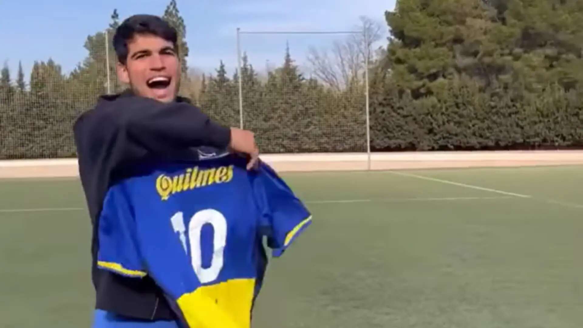 Alcaraz sorprende jugando al fútbol con la camiseta de Boca Juniors de Riquelme: 