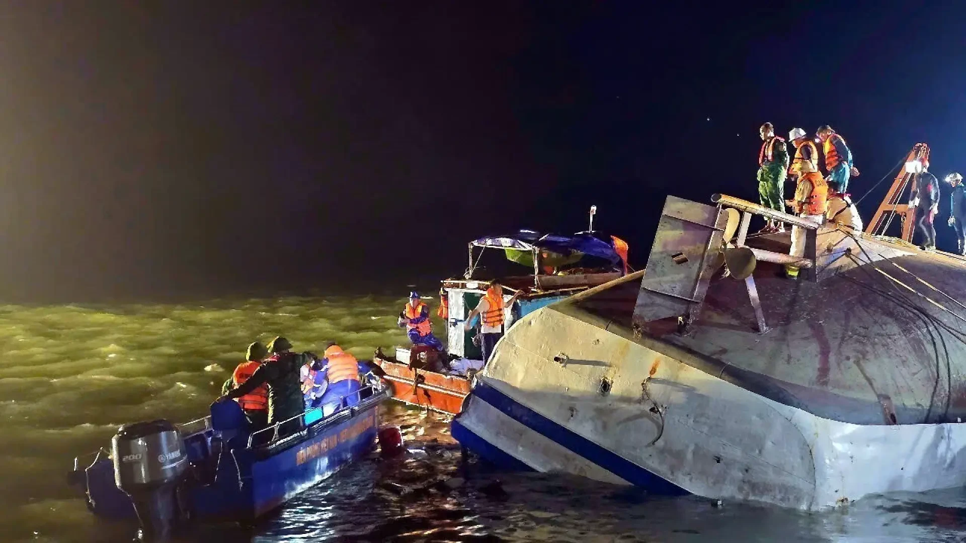 Al menos 37 muertos tras volcar una embarcación con turistas en Vietnam por el fuerte viento