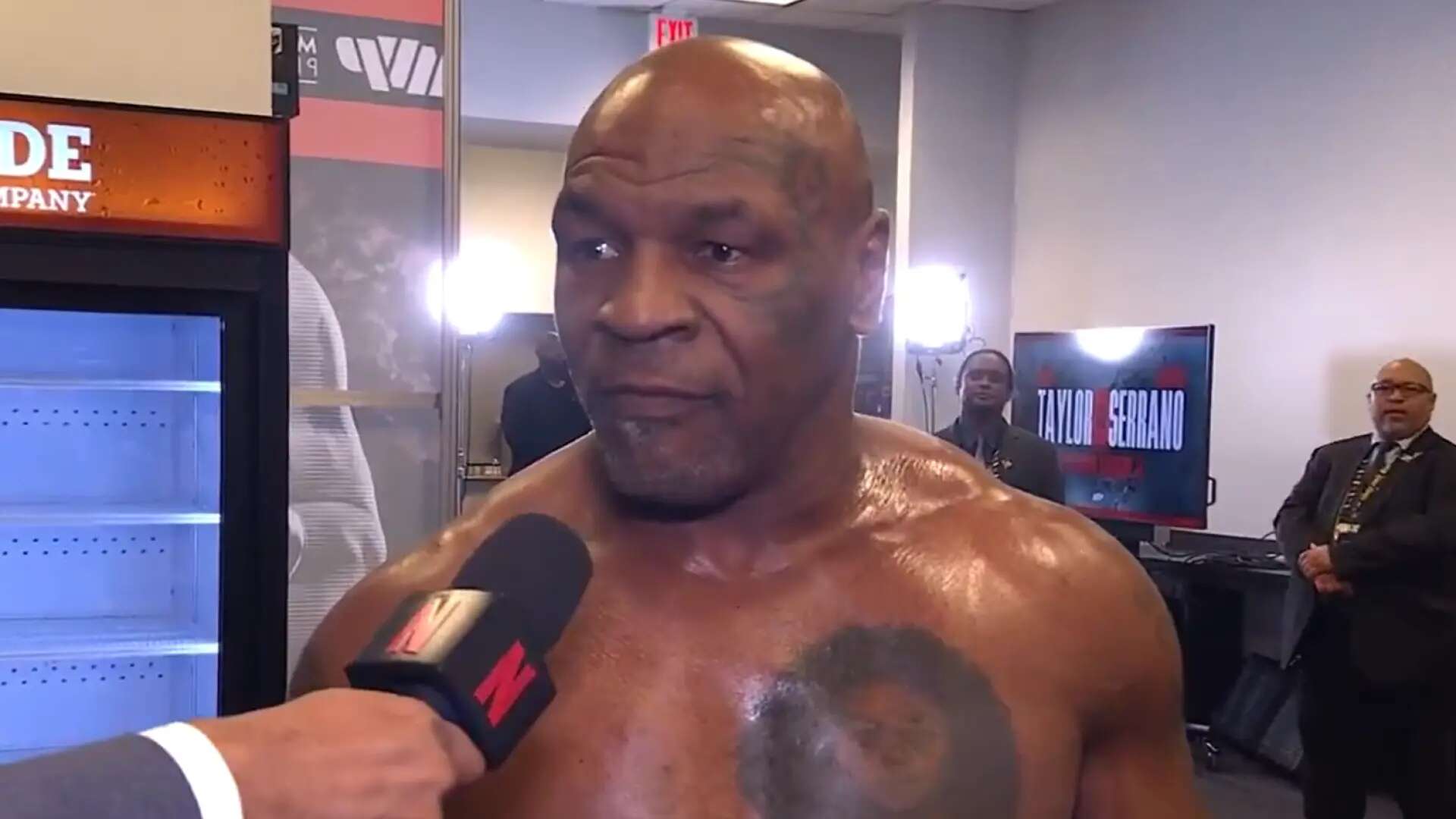 Mike Tyson y su entrevista más surrealista antes de perder con Jake Paul: responde con seriedad... y se aleja sin ropa interior