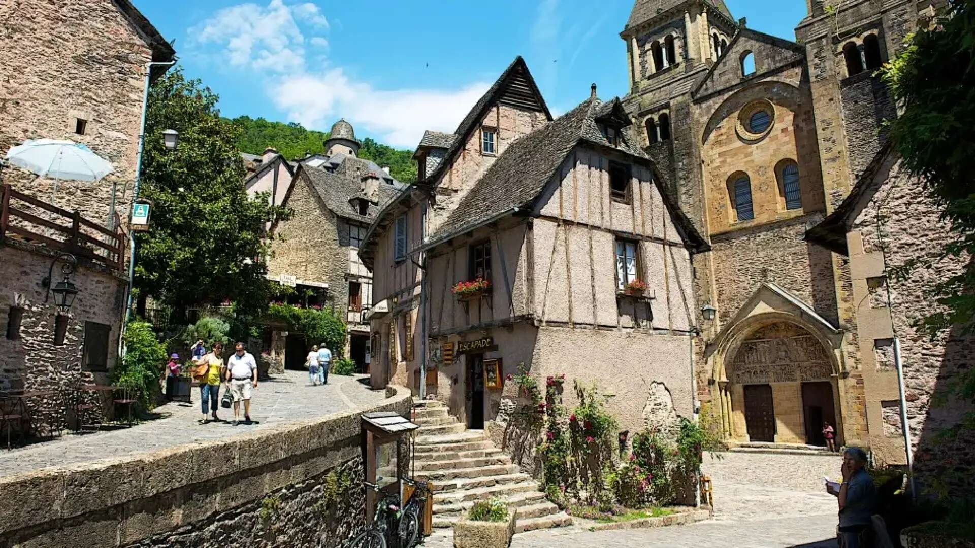 El pueblo medieval situado en el Caminode Santiago con una abadía del arte románico