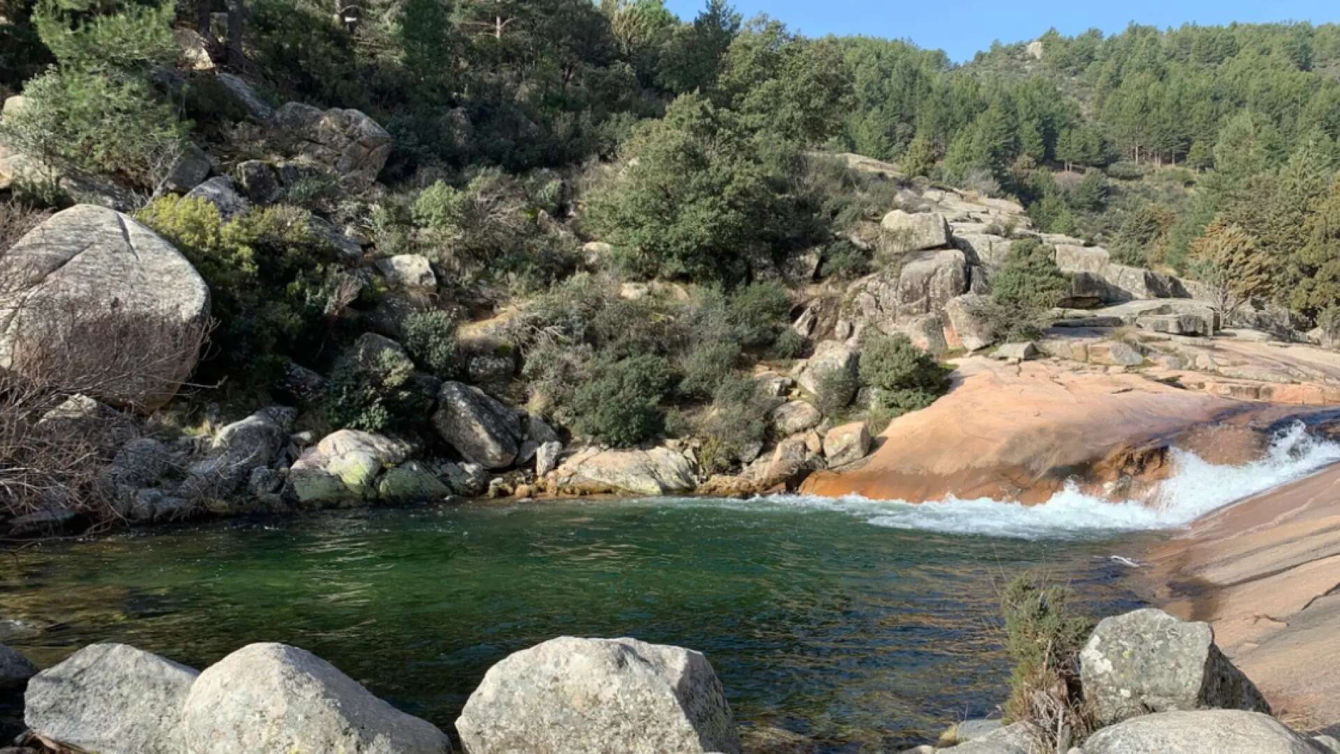 La sencilla ruta de senderismo en Madrid entre bosques y cascadas hasta una charca verde