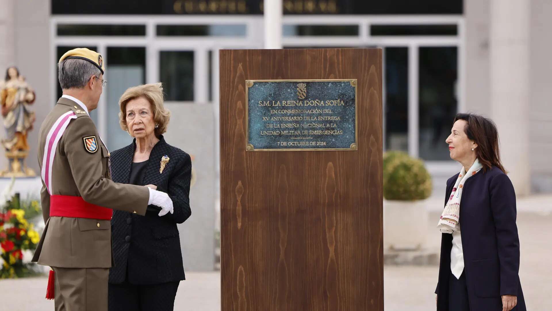 Robles traslada a la reina Sofía el apoyo de los españoles: 