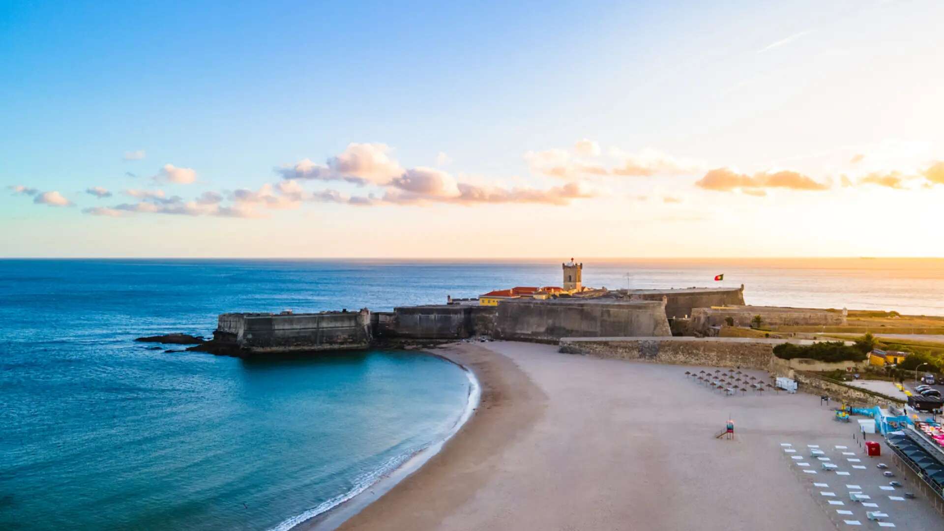 Seis playas cerca de Lisboa a las que se puede llegar en transporte público