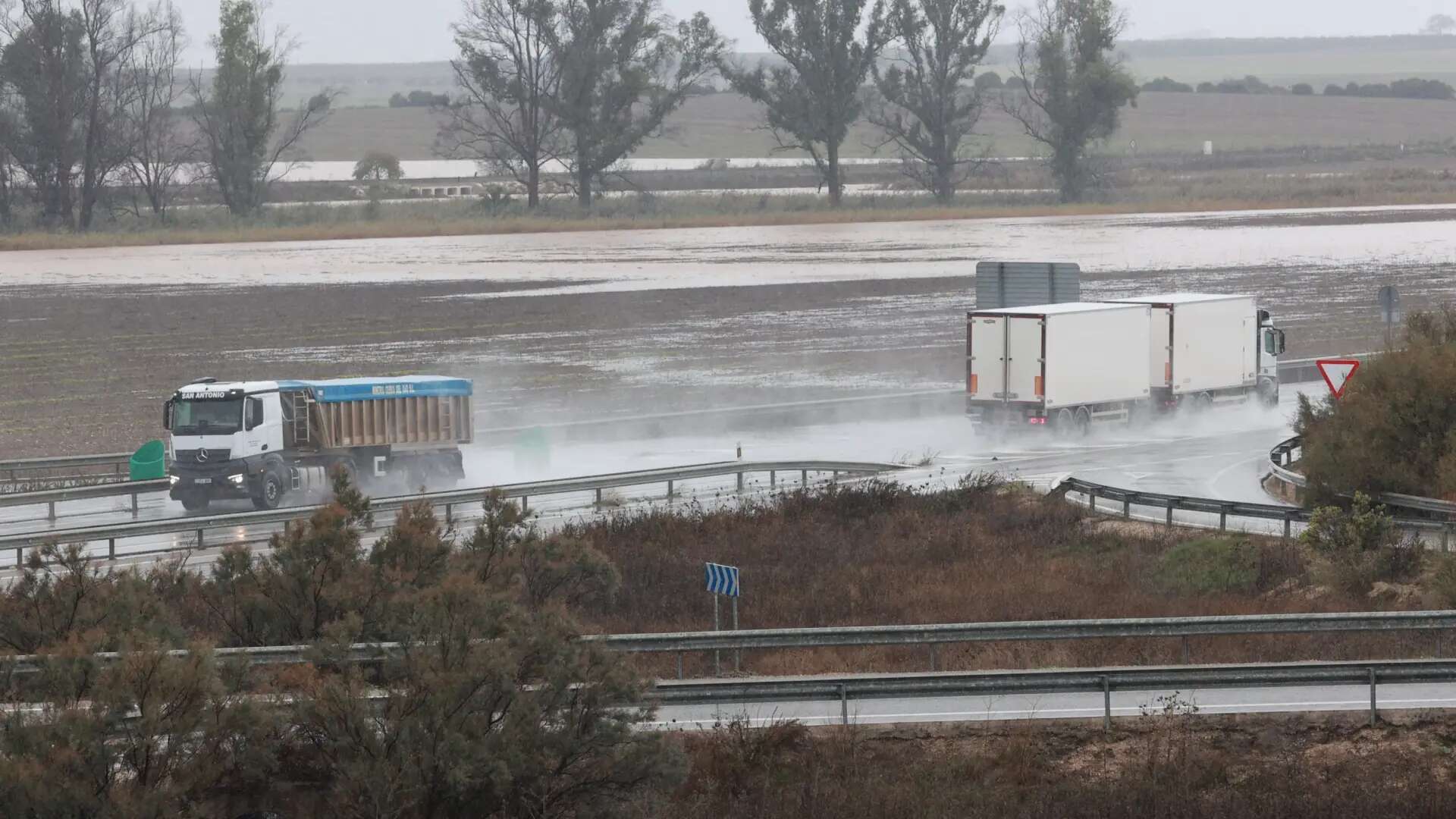 Alerta ante la crecida del río Guadaíra, en Sevilla, donde hay nueve carreteras cortadas