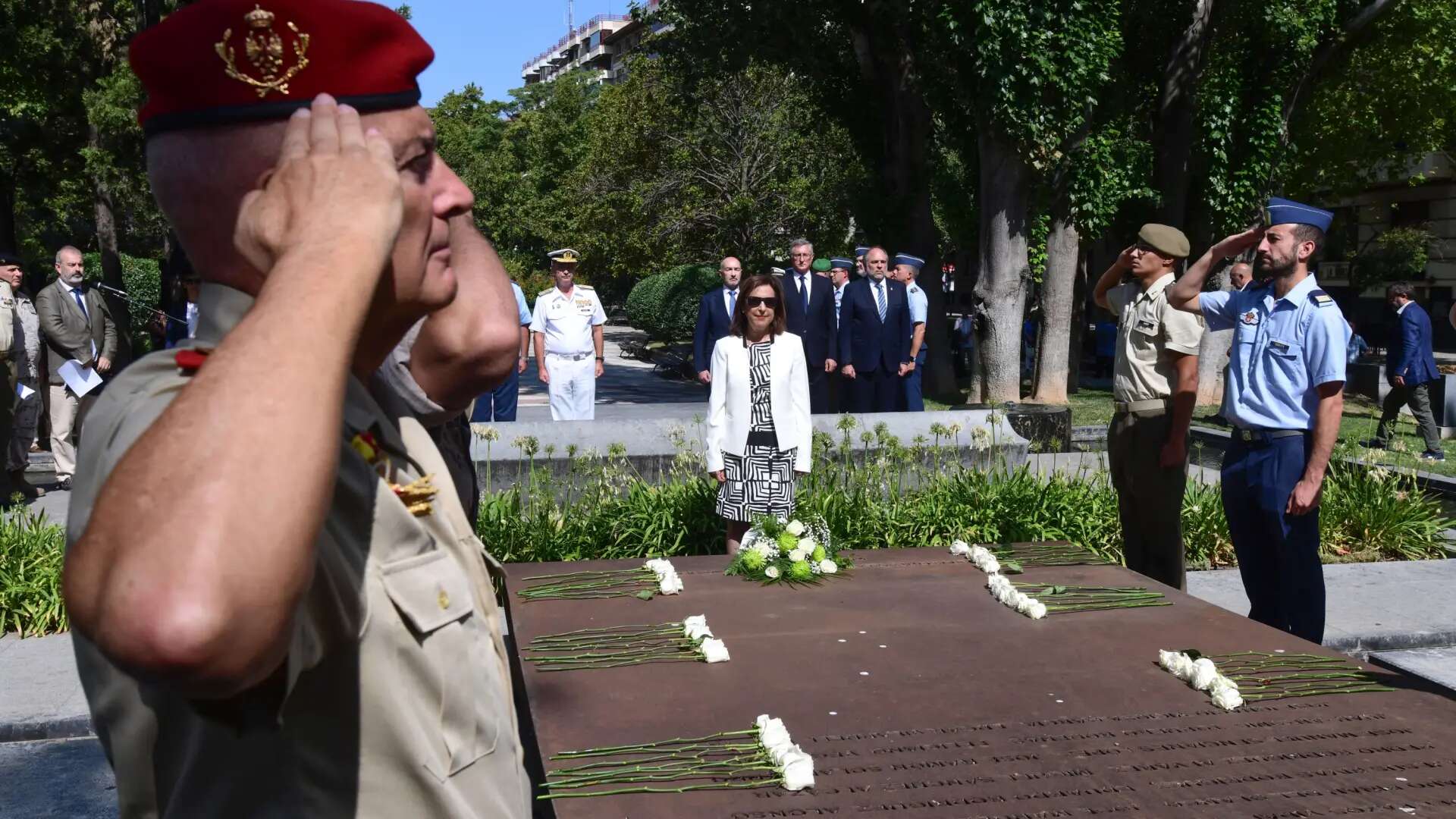 Robles acude al homenaje en Zaragoza a los fallecidos del Yakovlev-42: 