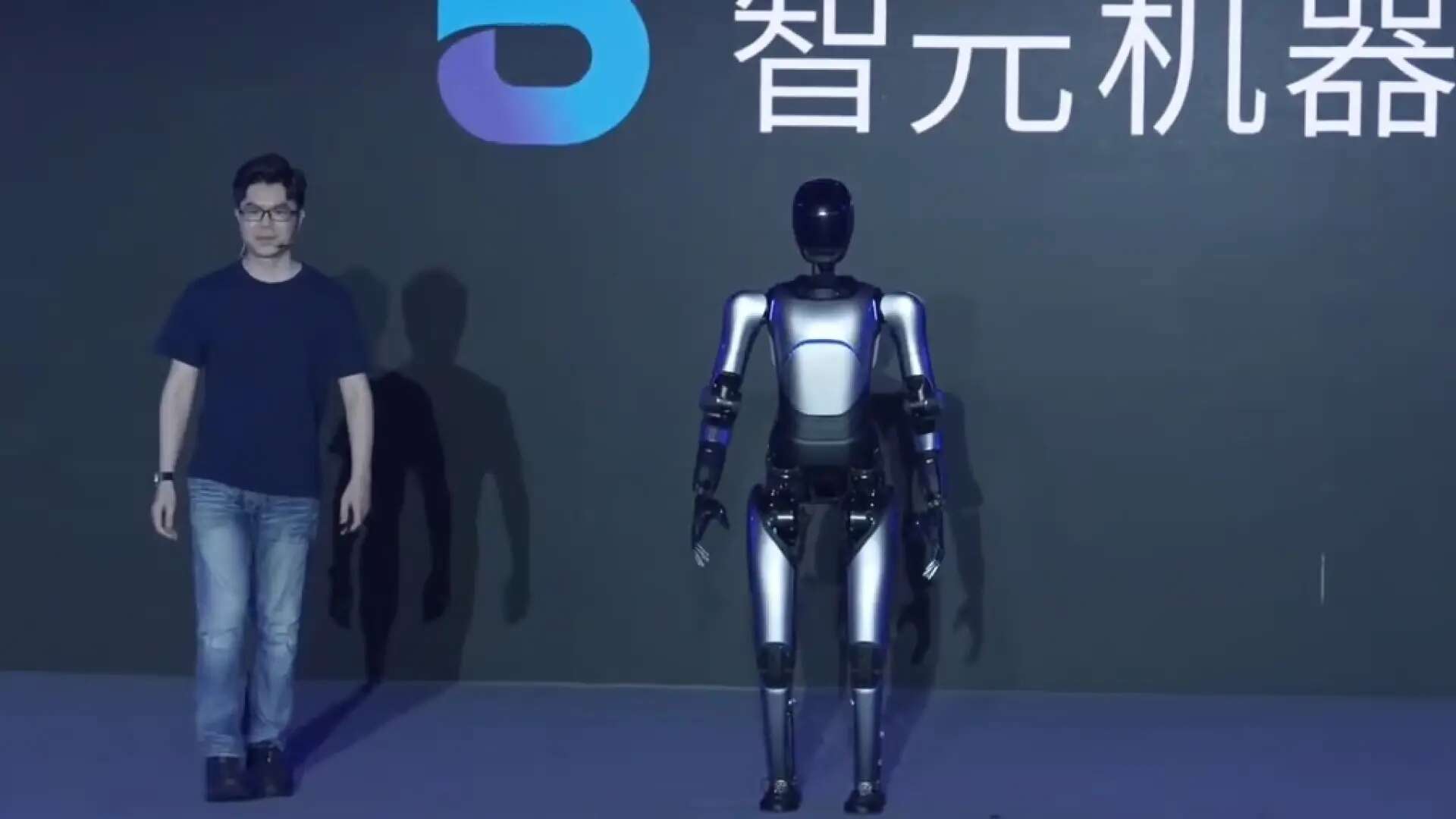 China presenta su nuevo robot humanoide que competirá con Optimus de Elon Musk