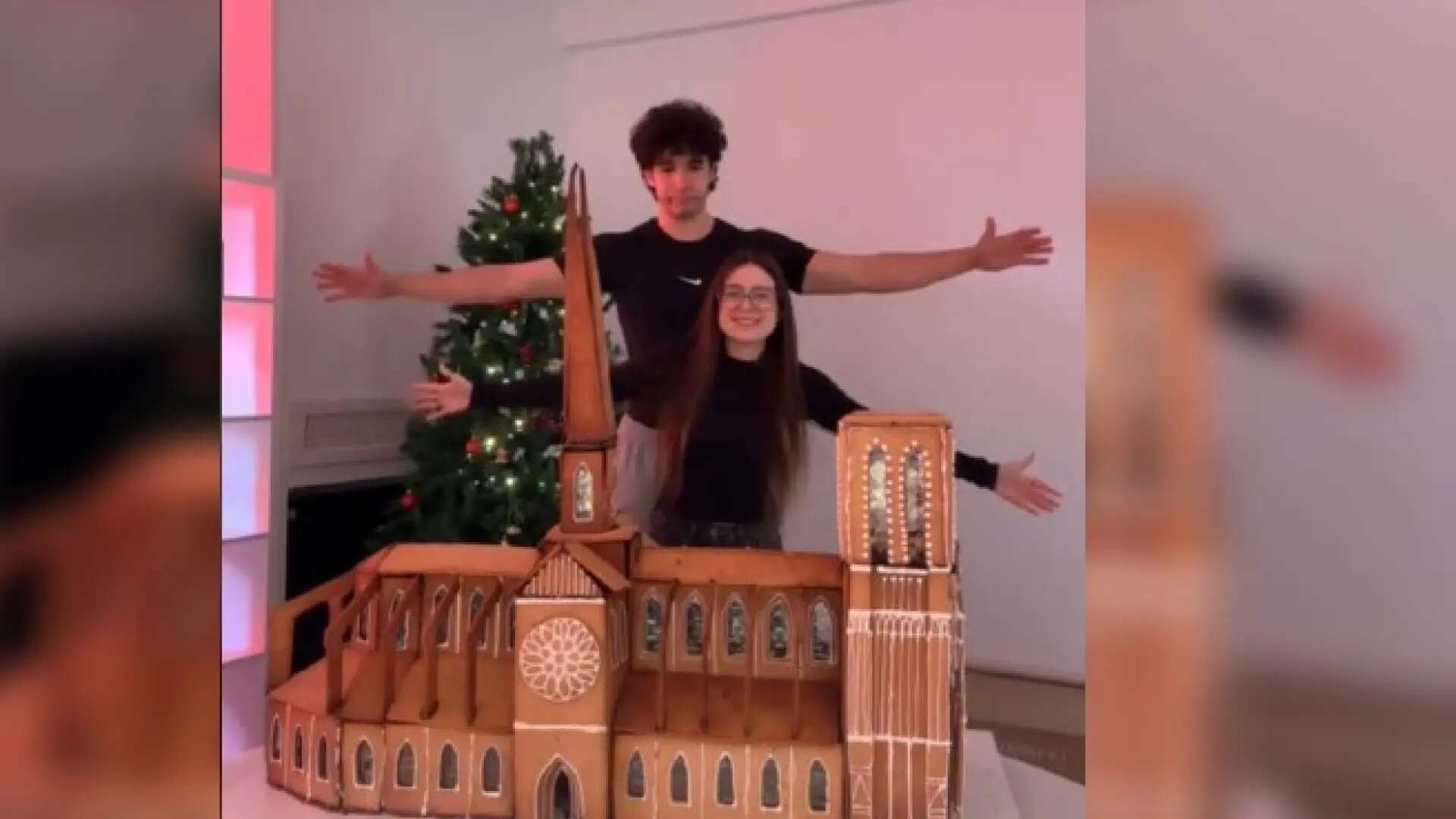 Roro recrea la catedral de Notre Dame con galletas de jengibre: 