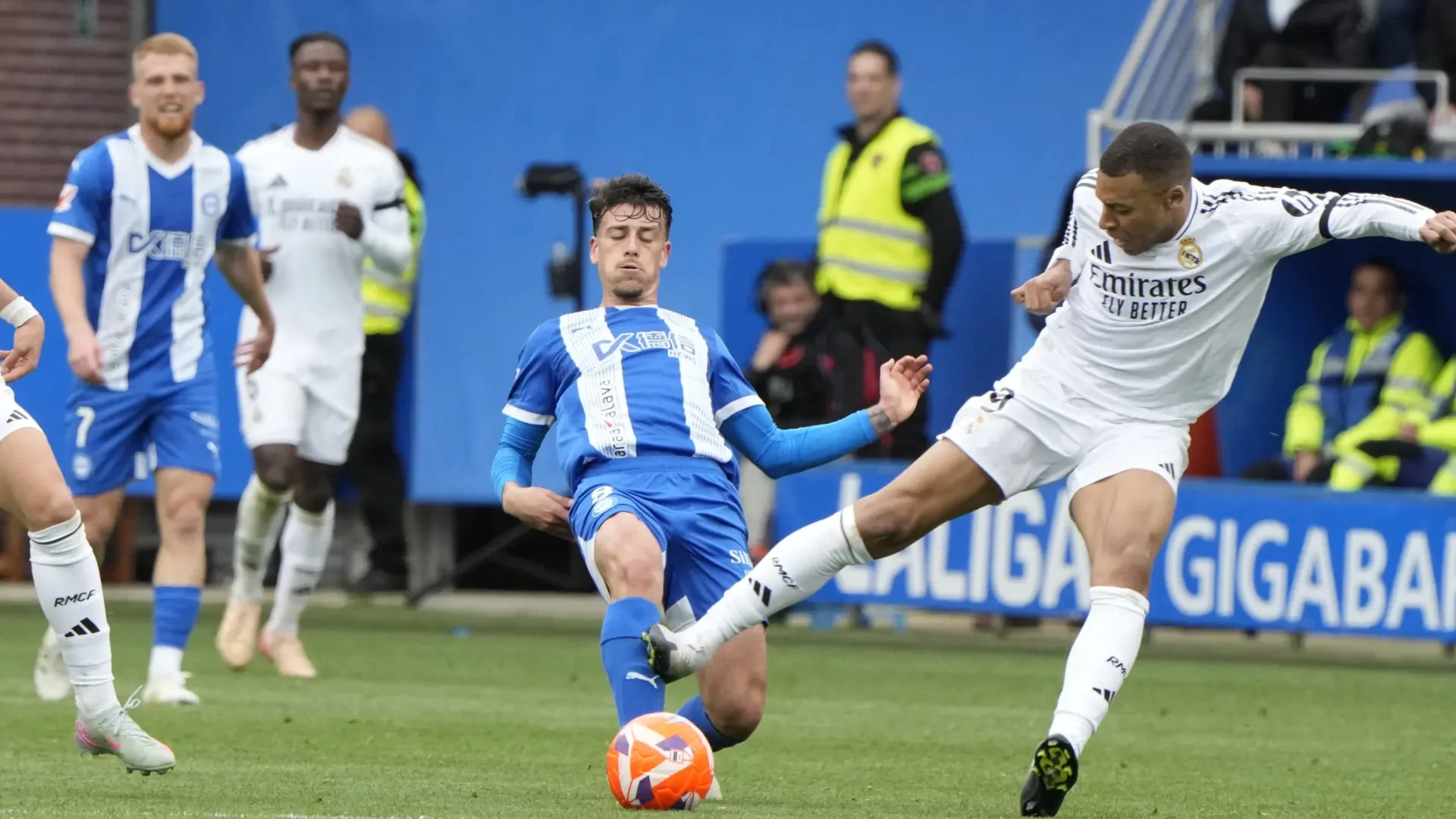 Así fue la escalofriante entrada de Kylian Mbappé que le costó la expulsión ante el Alavés: se podría perder la final de Copa