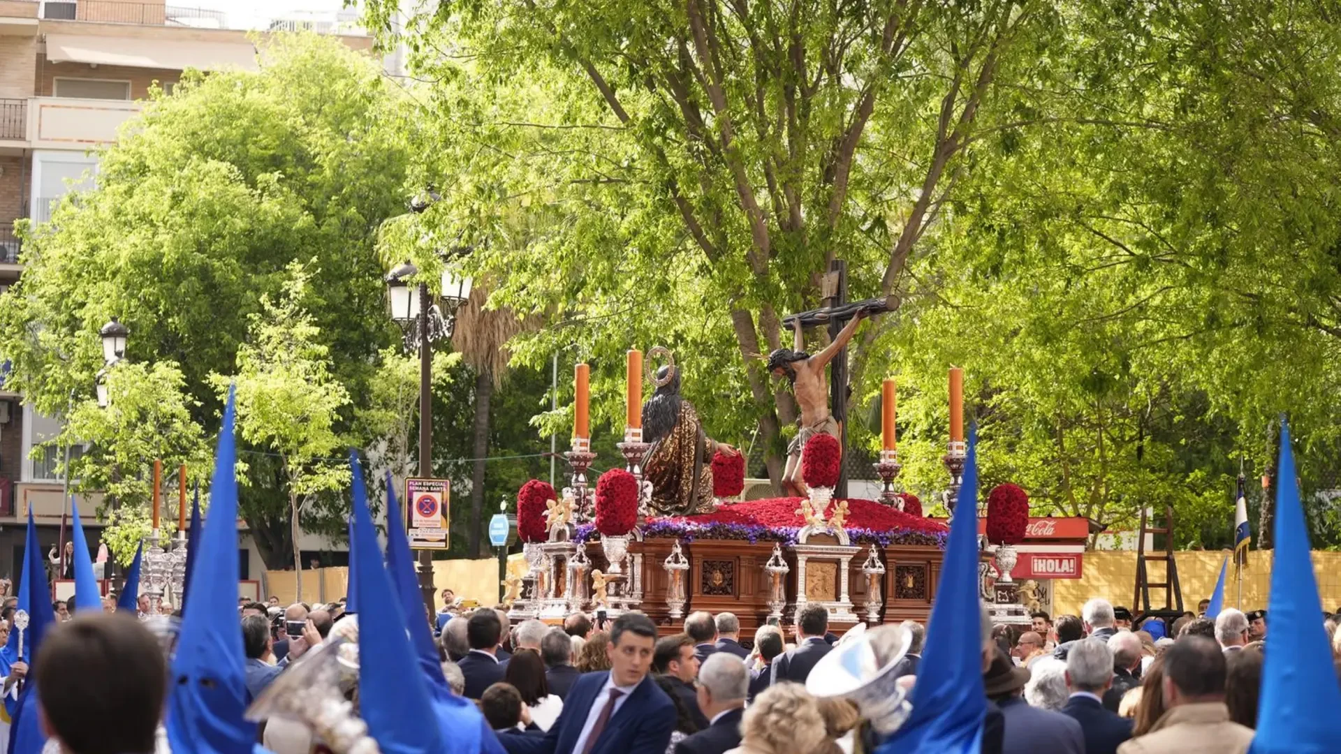 El agua da una tregua en Sevilla para vivir un Domingo de Ramos pleno