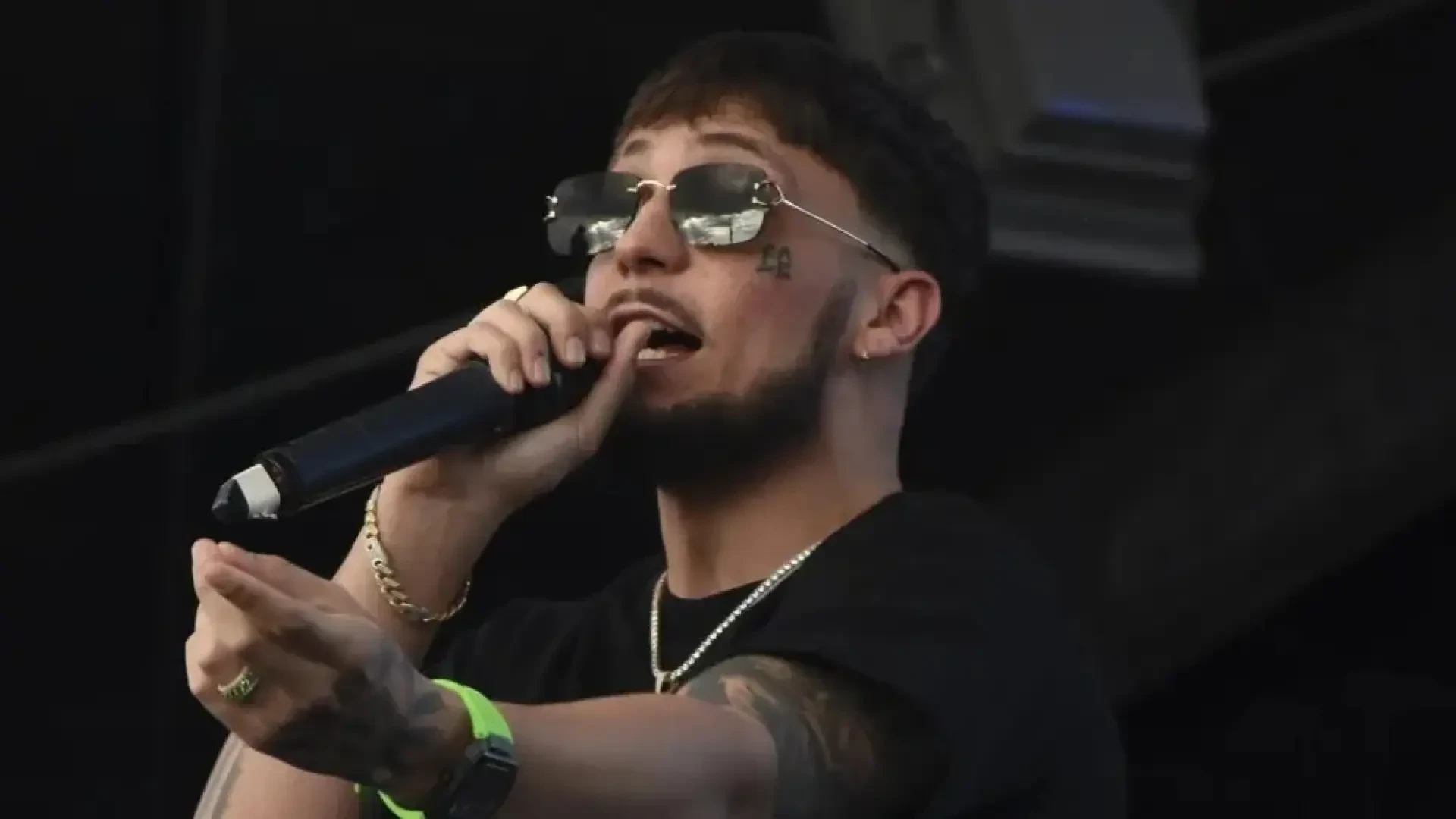 Un fan de JC Reyes se desmaya en un concierto y la respuesta del artista levanta la polémica: 